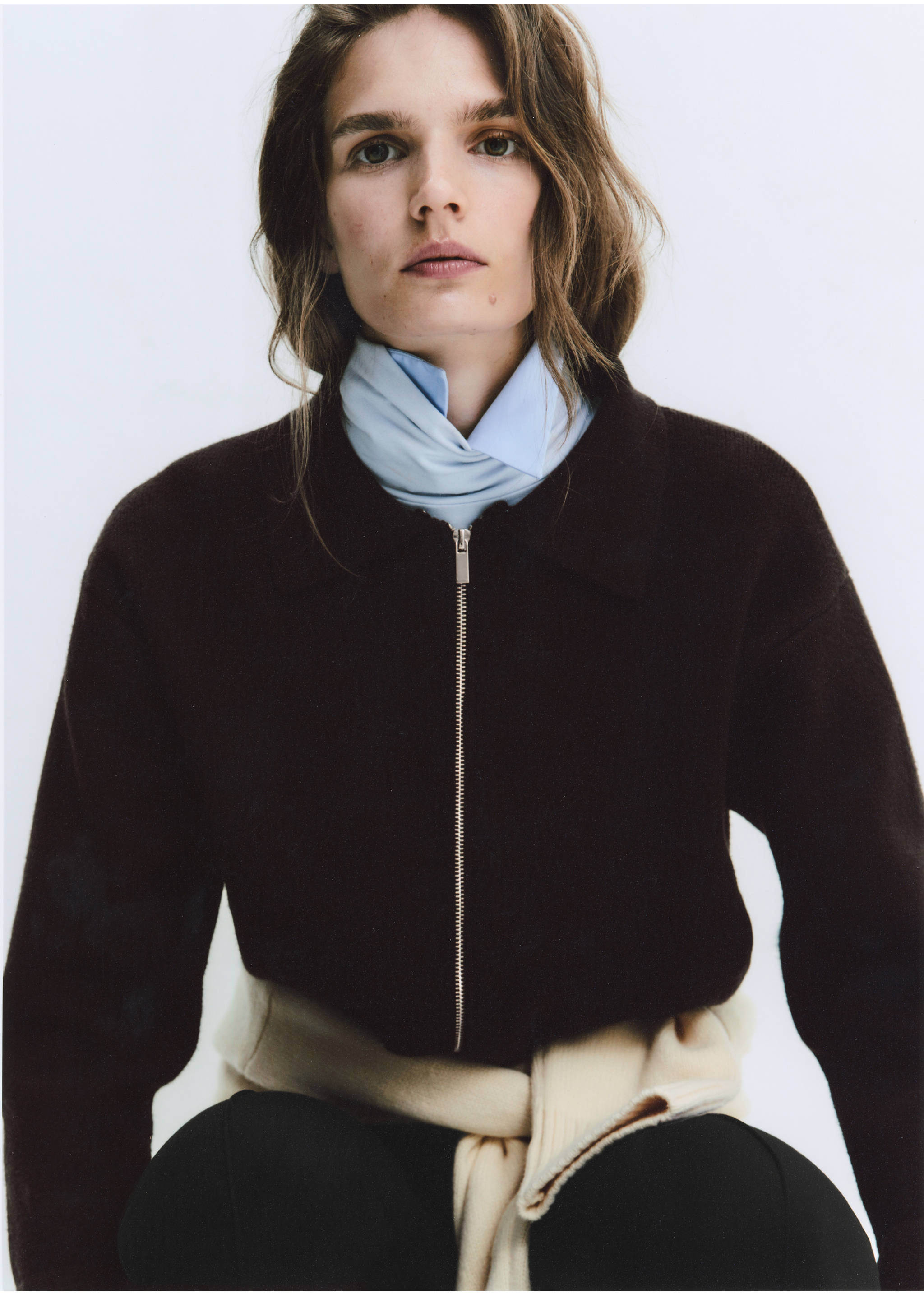 Chaqueta marrón oscura de canalé con cremallera y cuello, combinada con una bufanda azul claro., Chocolate. Ref: 37097791-00.