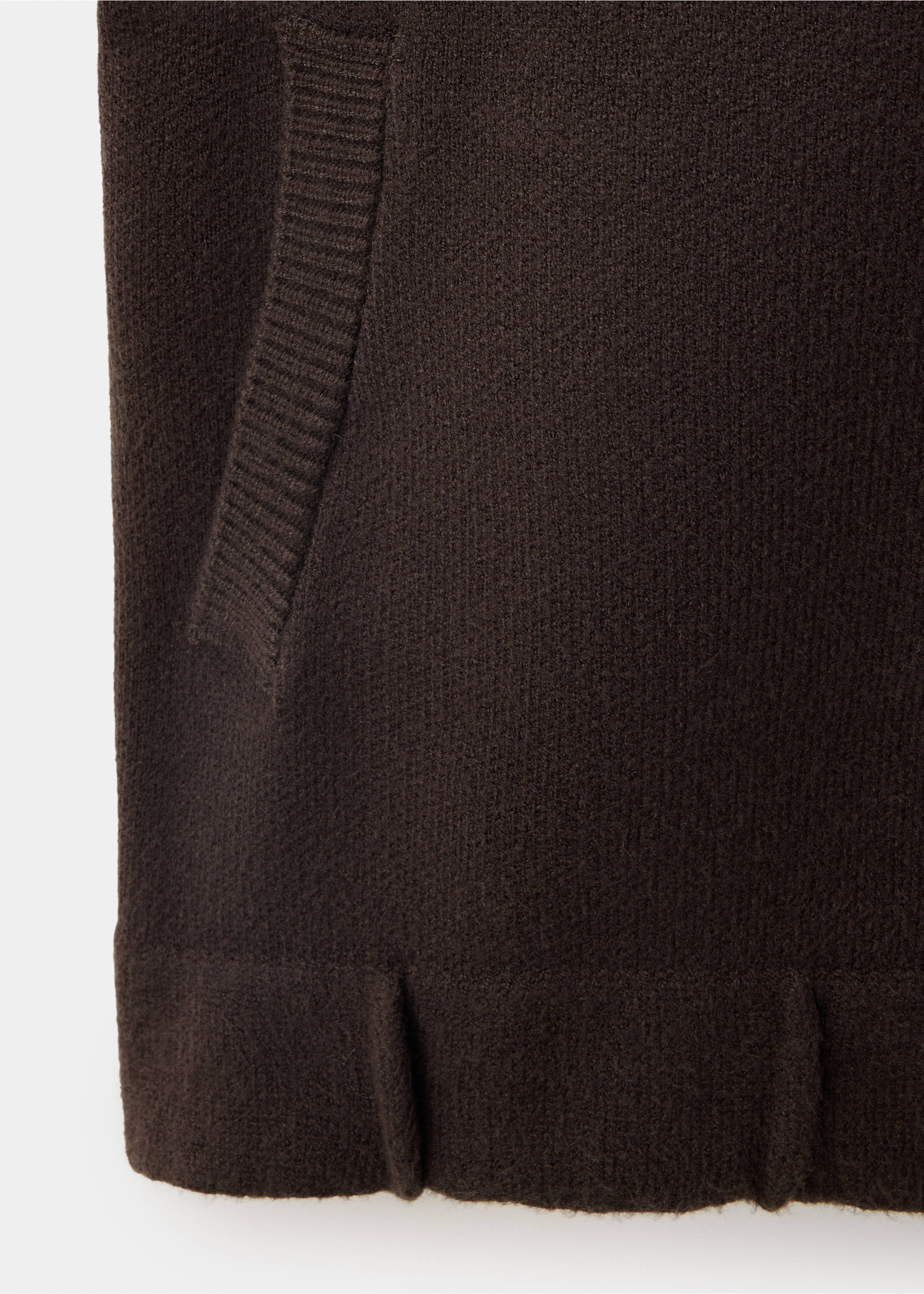 Detalle de chaqueta de punto marrón con bolsillo y dobladillo acanalado., Chocolate. Ref: 37097791-00.