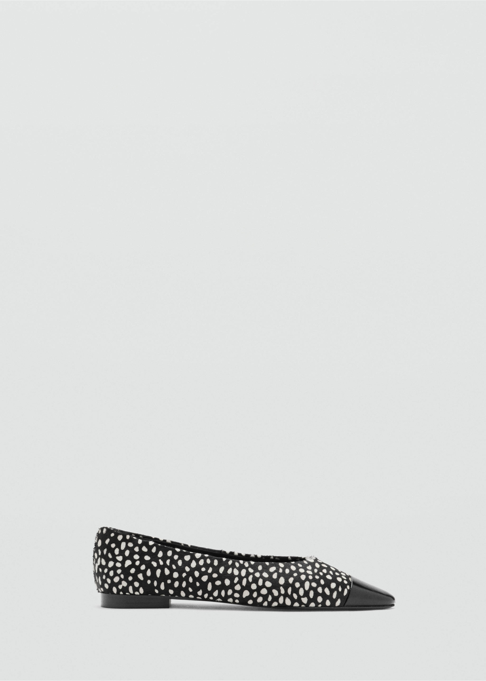 Black and white spotted flat shoes with pointed toe., Black. Ref: 37097792-00.