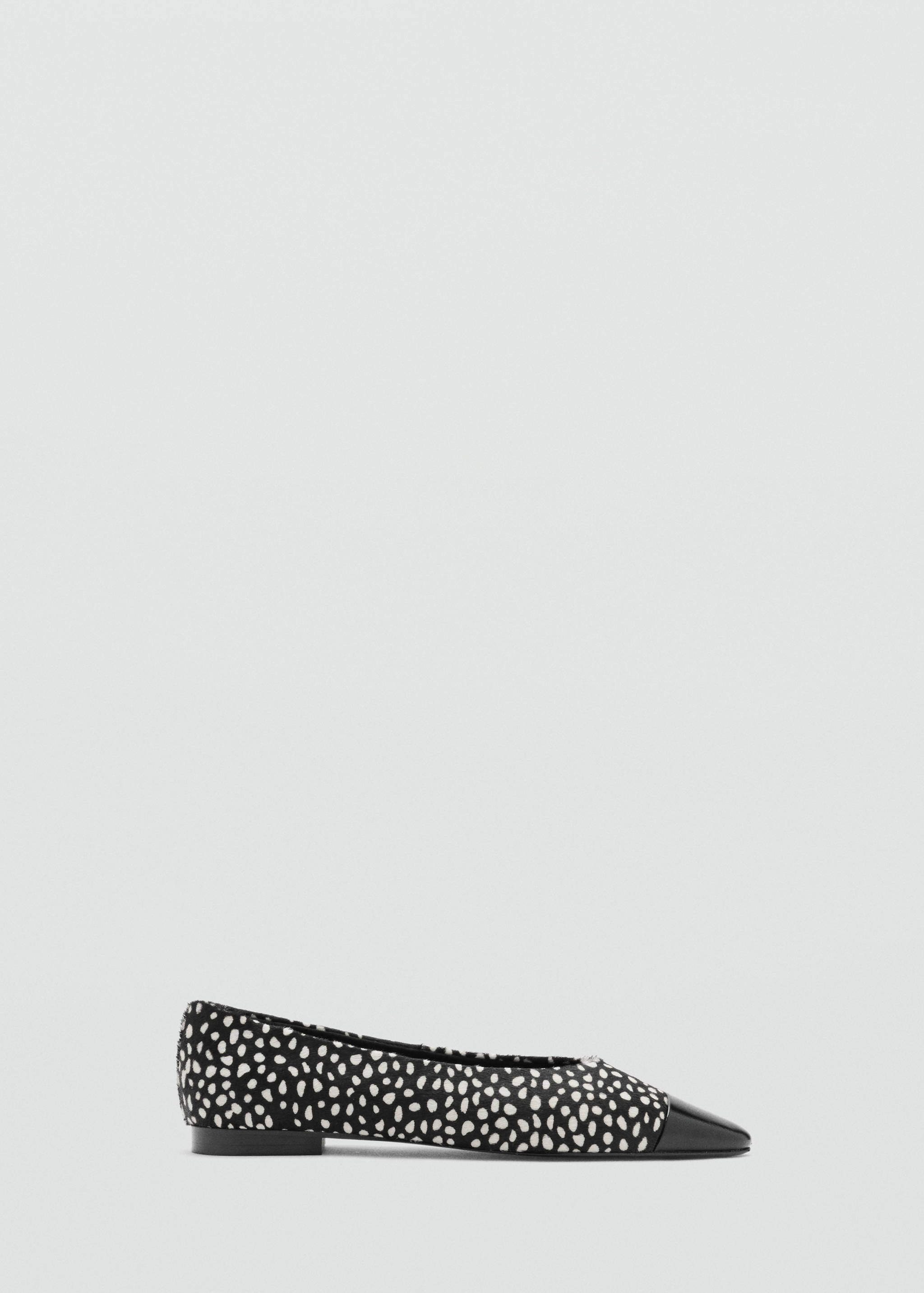 Black and white spotted flat shoes with pointed toe.