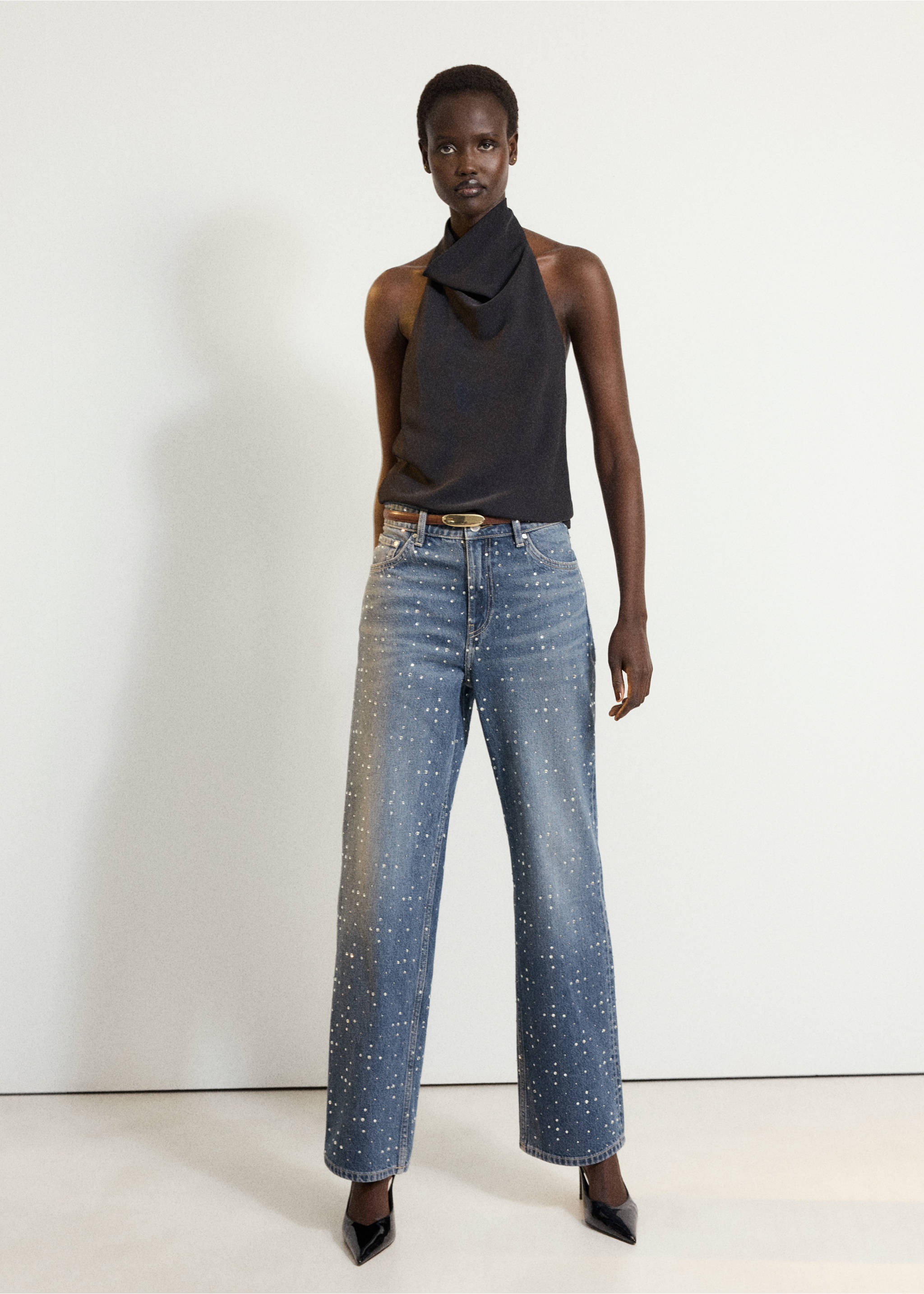Pantalones vaqueros rectos azules con pedrería combinados con un top halter., Azul oscuro. Ref: 37097807-00.