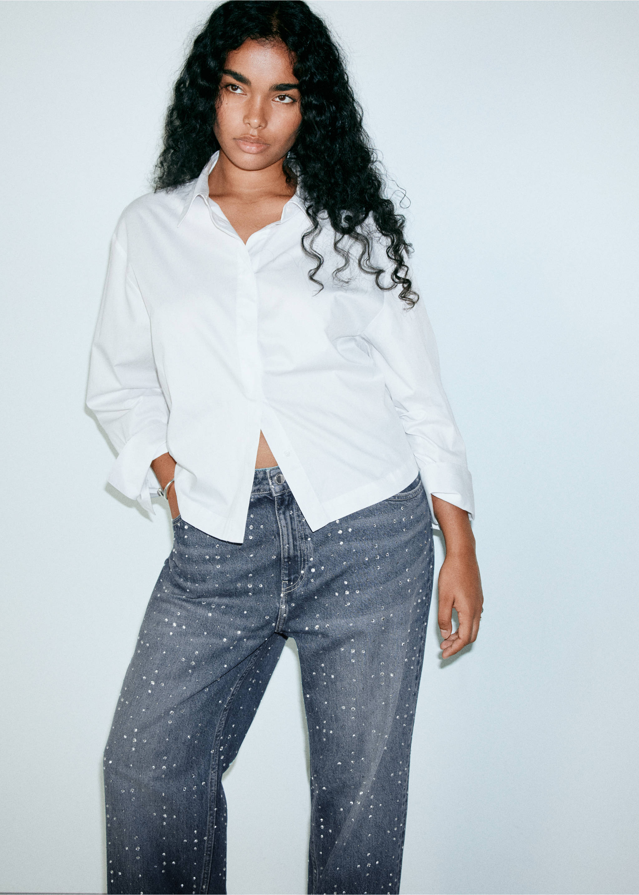100% cotton jeans with a sheen - Details of the article 6, Dark Blue. Ref: 37097807-00.
