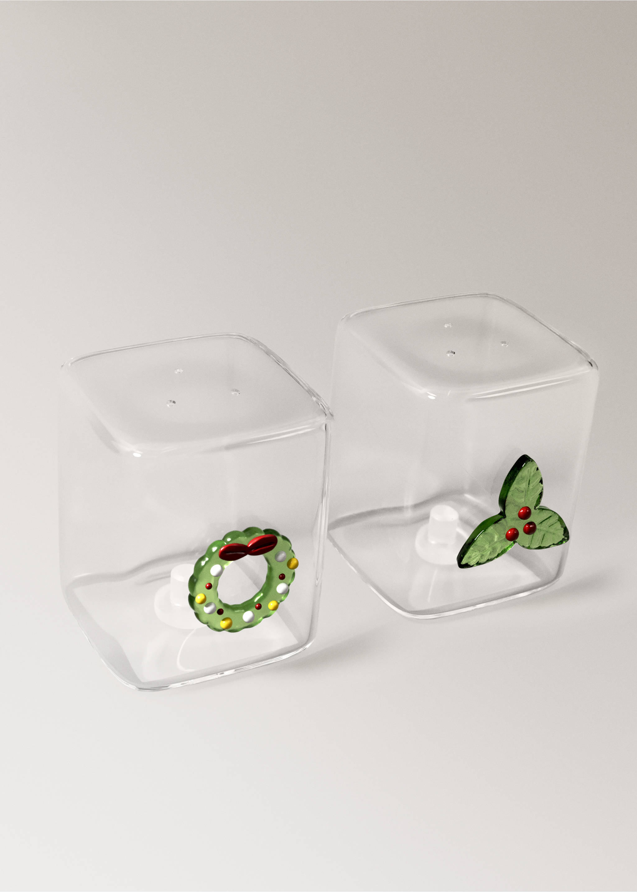 Salz- und Pfefferstreuer-Set aus Glas mit weihnachtlichem Detail - Detail des Artikels 1, Rot. Ref: 37097892-00.