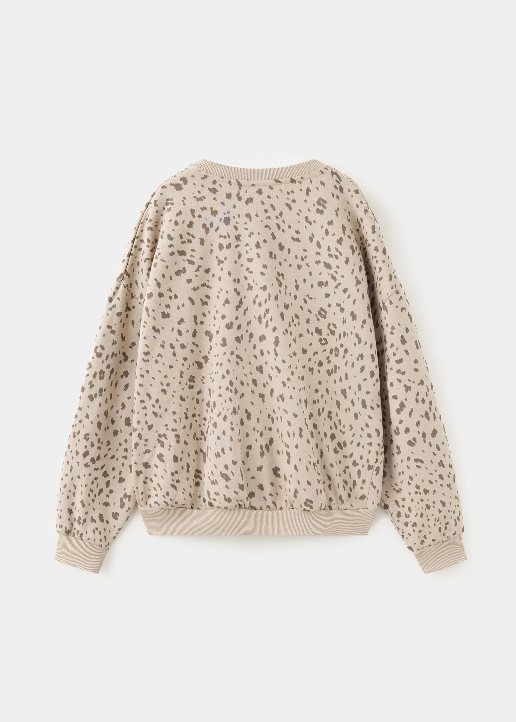 Vista trasera de una sudadera infantil beige con estampado de animales.
