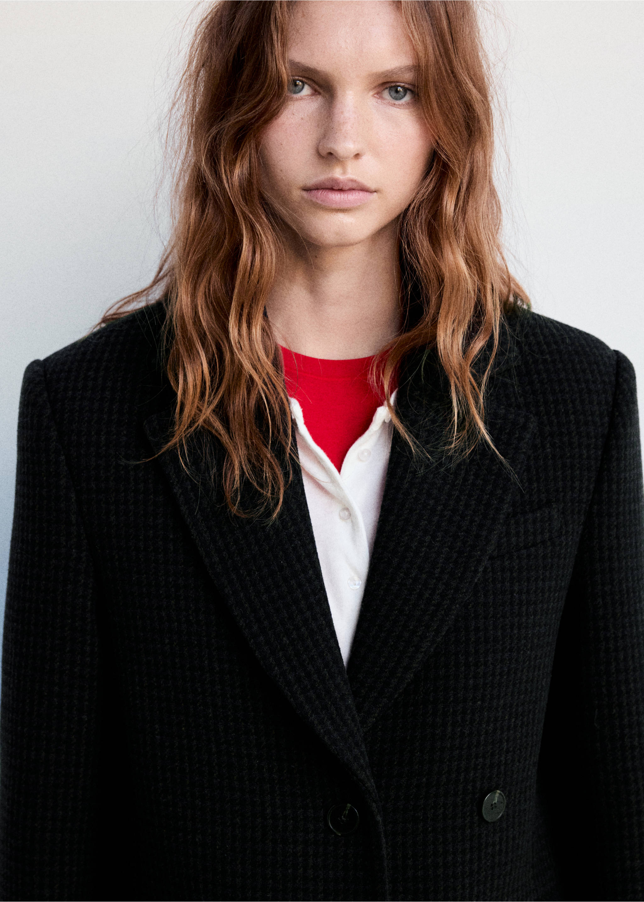 Black houndstooth blazer with notched lapels worn with layered shirts, Blue. Ref: 37097912-00.