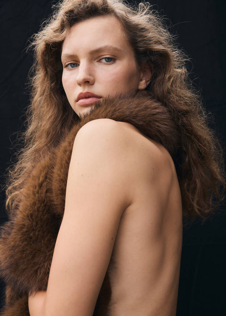 Faux fur scarf with fringed trim by Mango