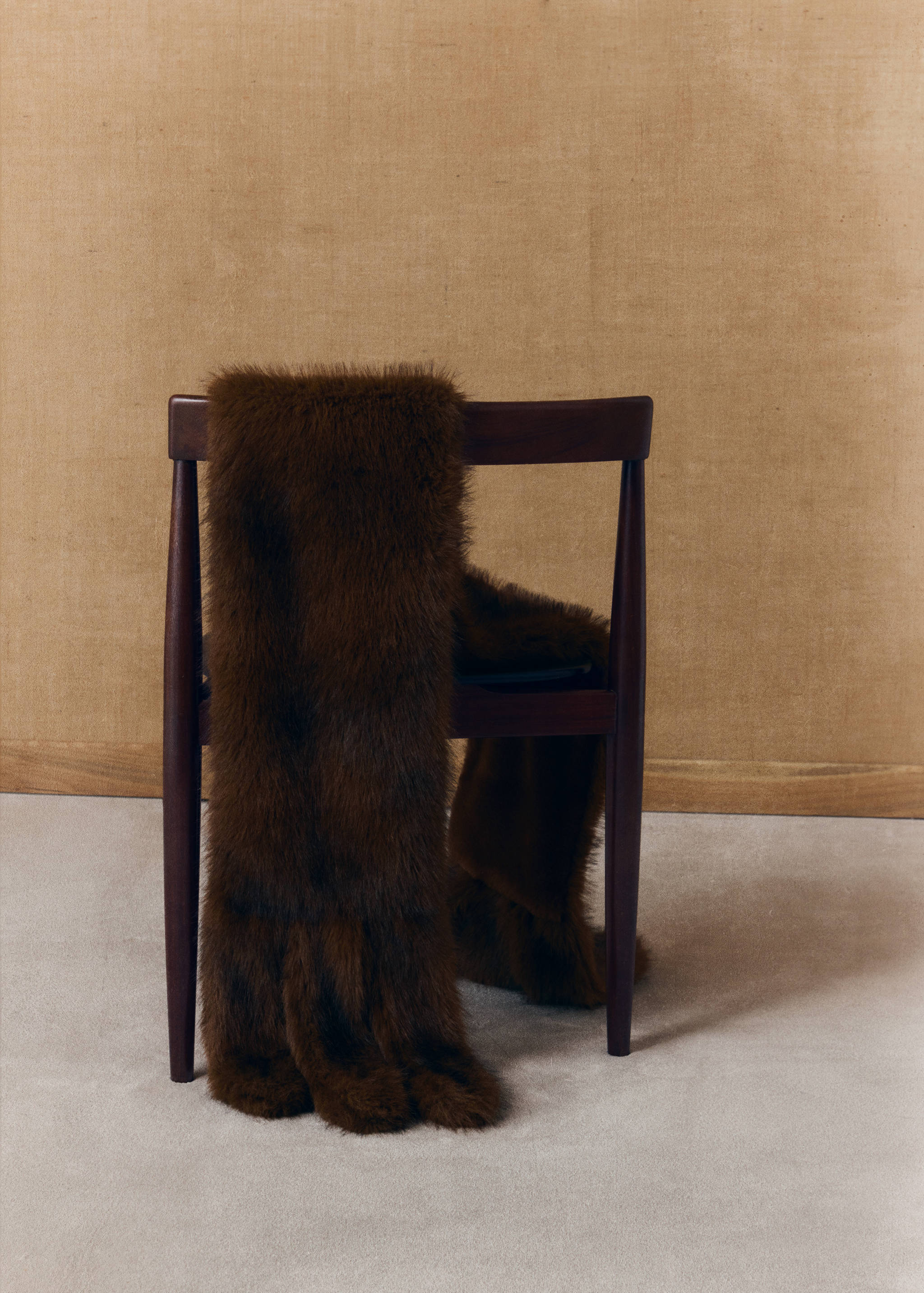 Faux fur scarf with fringed trim - Details of the article 5