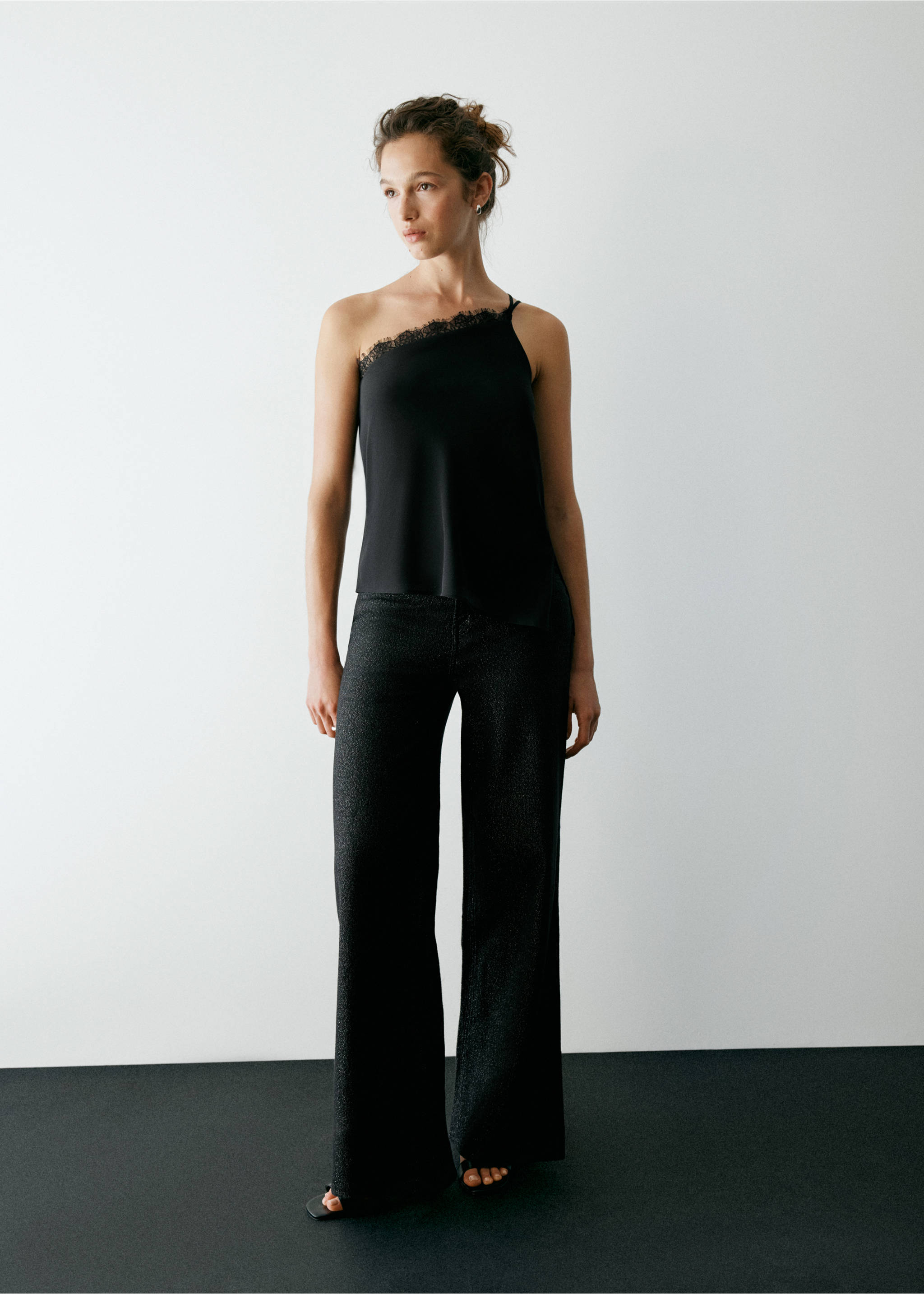 Pantalones anchos metalizados negros combinados con un top asimétrico de un solo hombro., Negro. Ref: 37097915-00.
