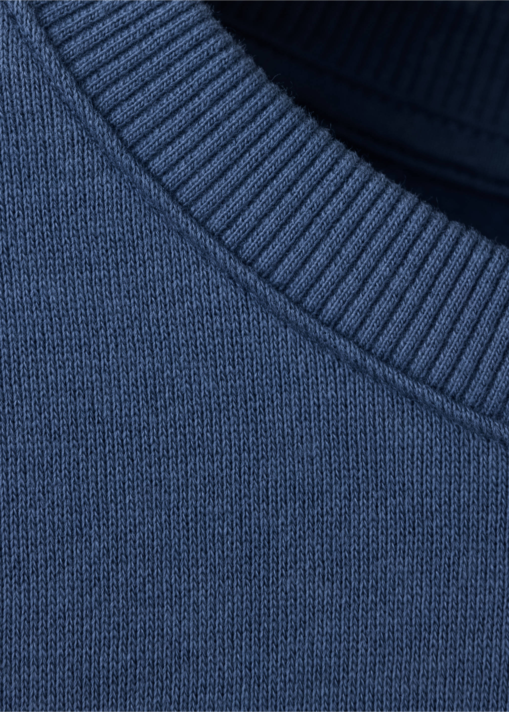 Primer plano de una sudadera azul oscuro que detalla el cuello redondo de canalé., Azul. Ref: 37097929-00.