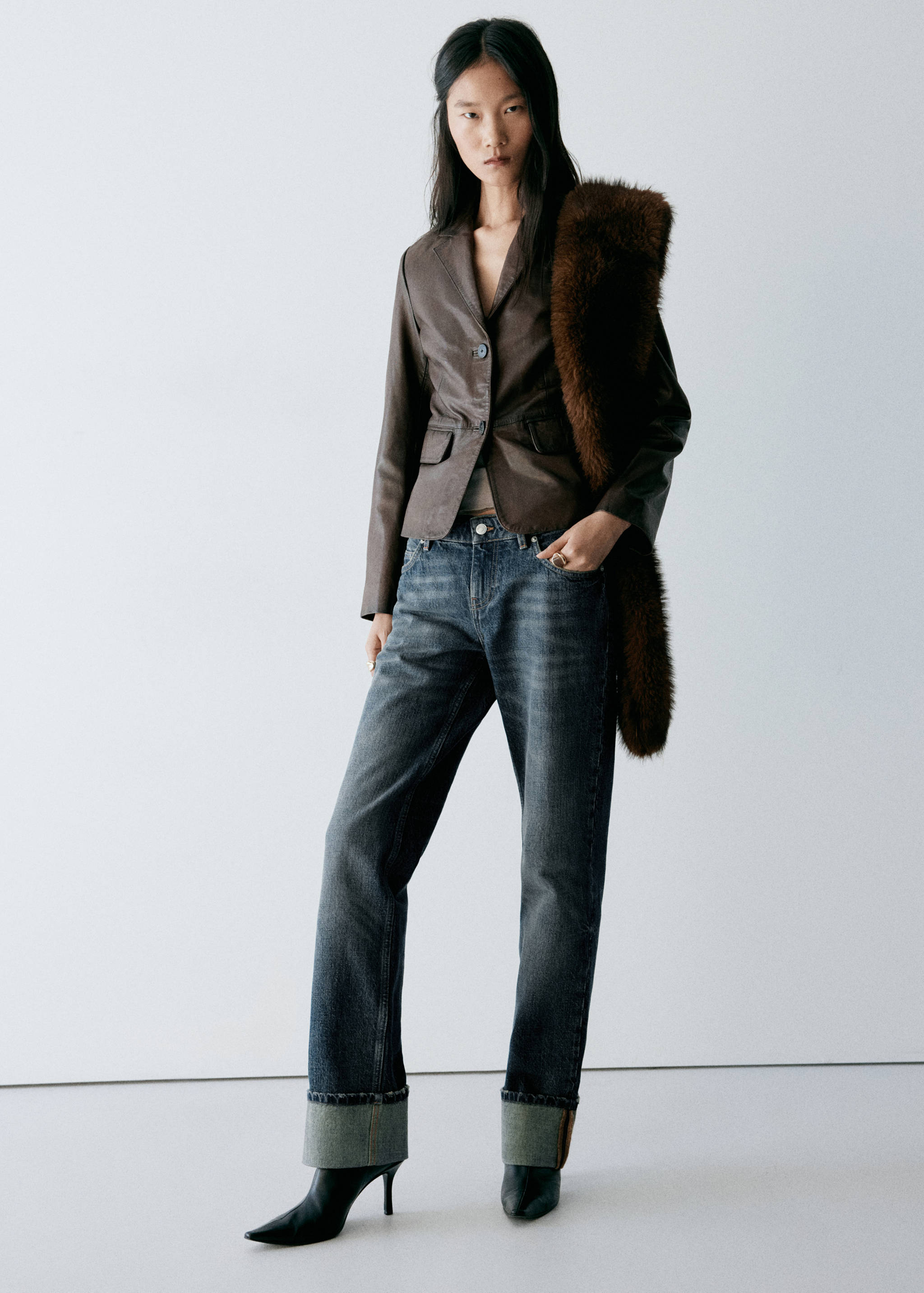 Low-waisted straight-leg jeans - General plane