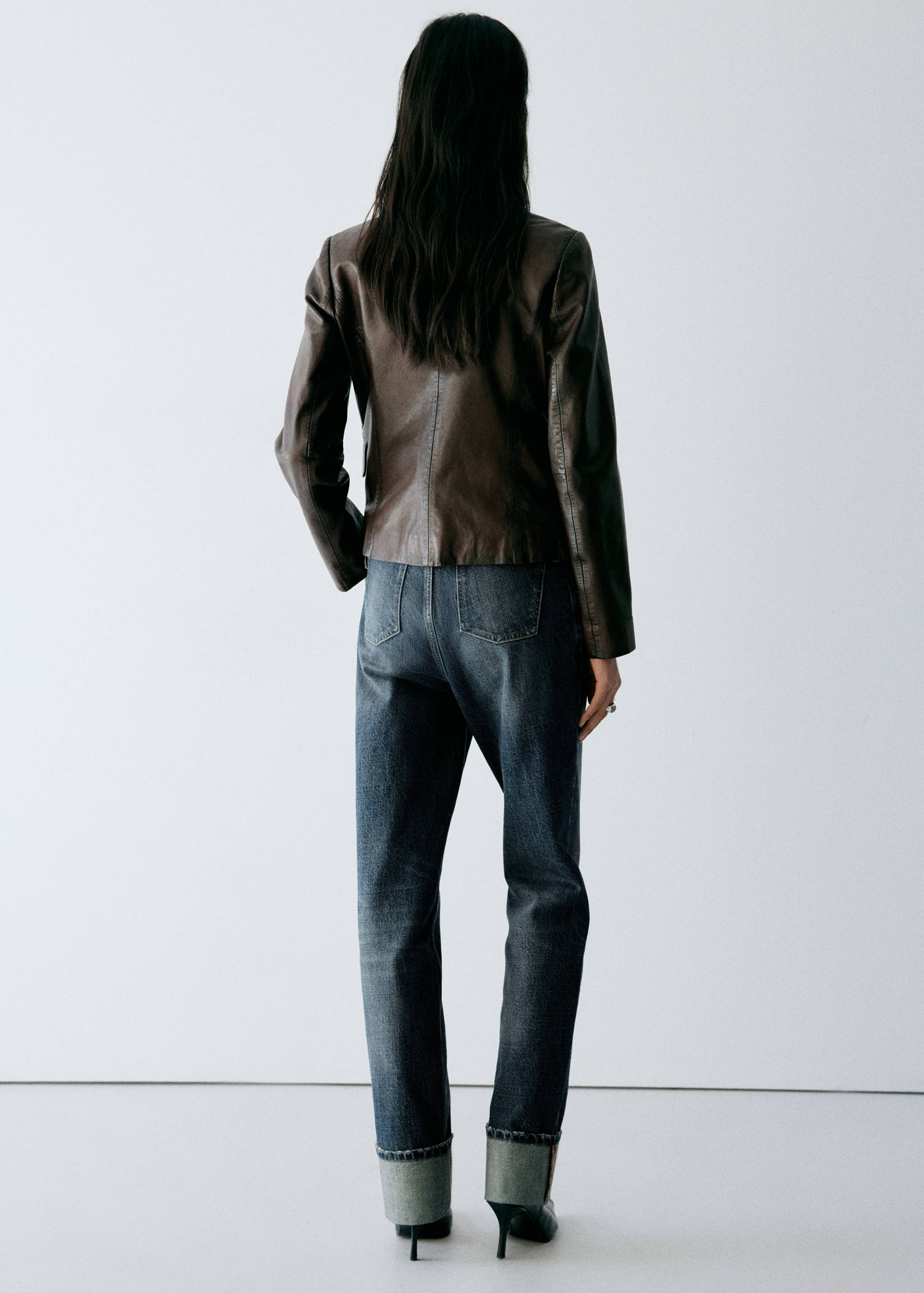 Low-waisted straight-leg jeans - Reverse of the article