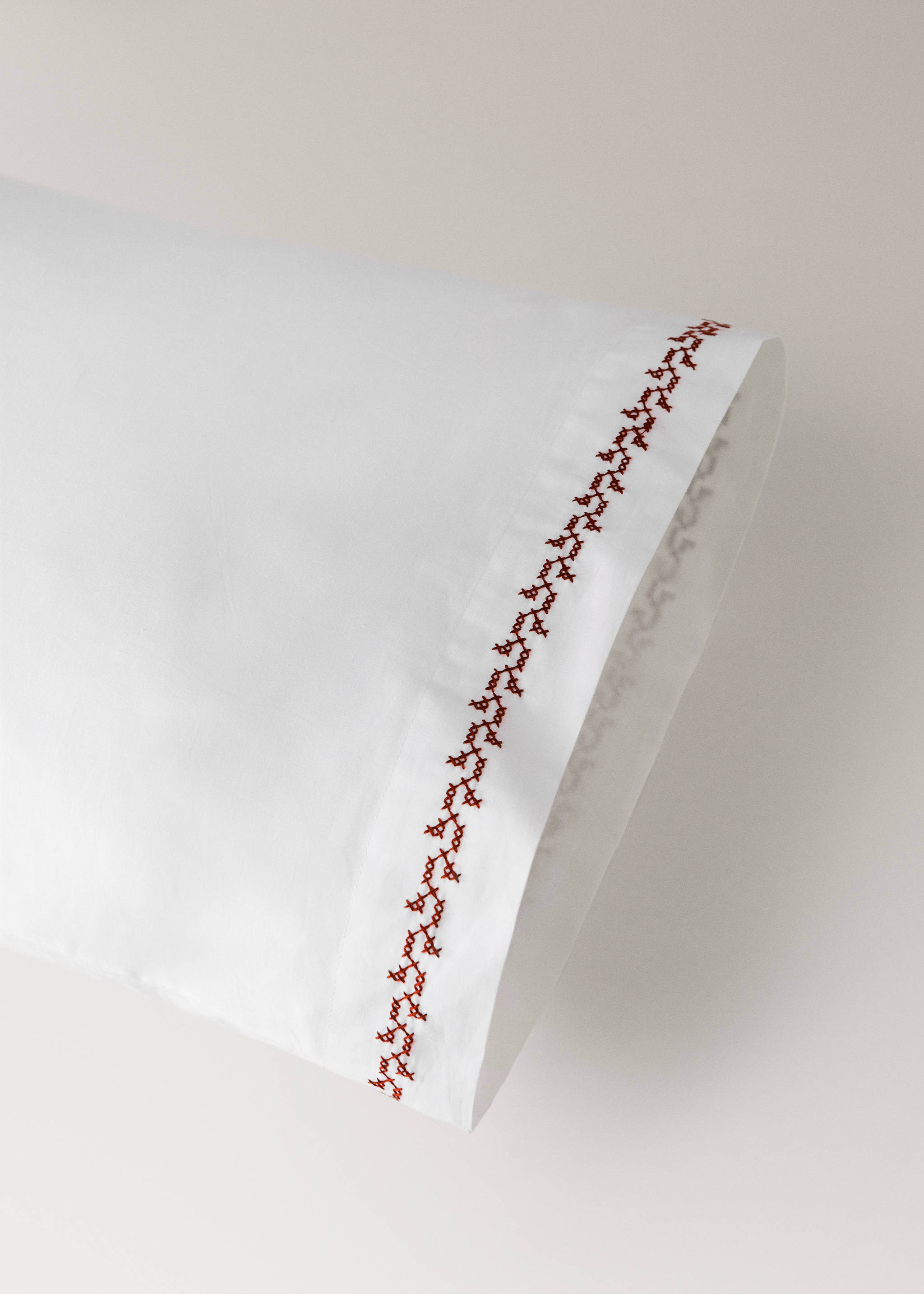Örngott i bomull med broderad detalj 45x110 cm - Detaljer om artikeln 1