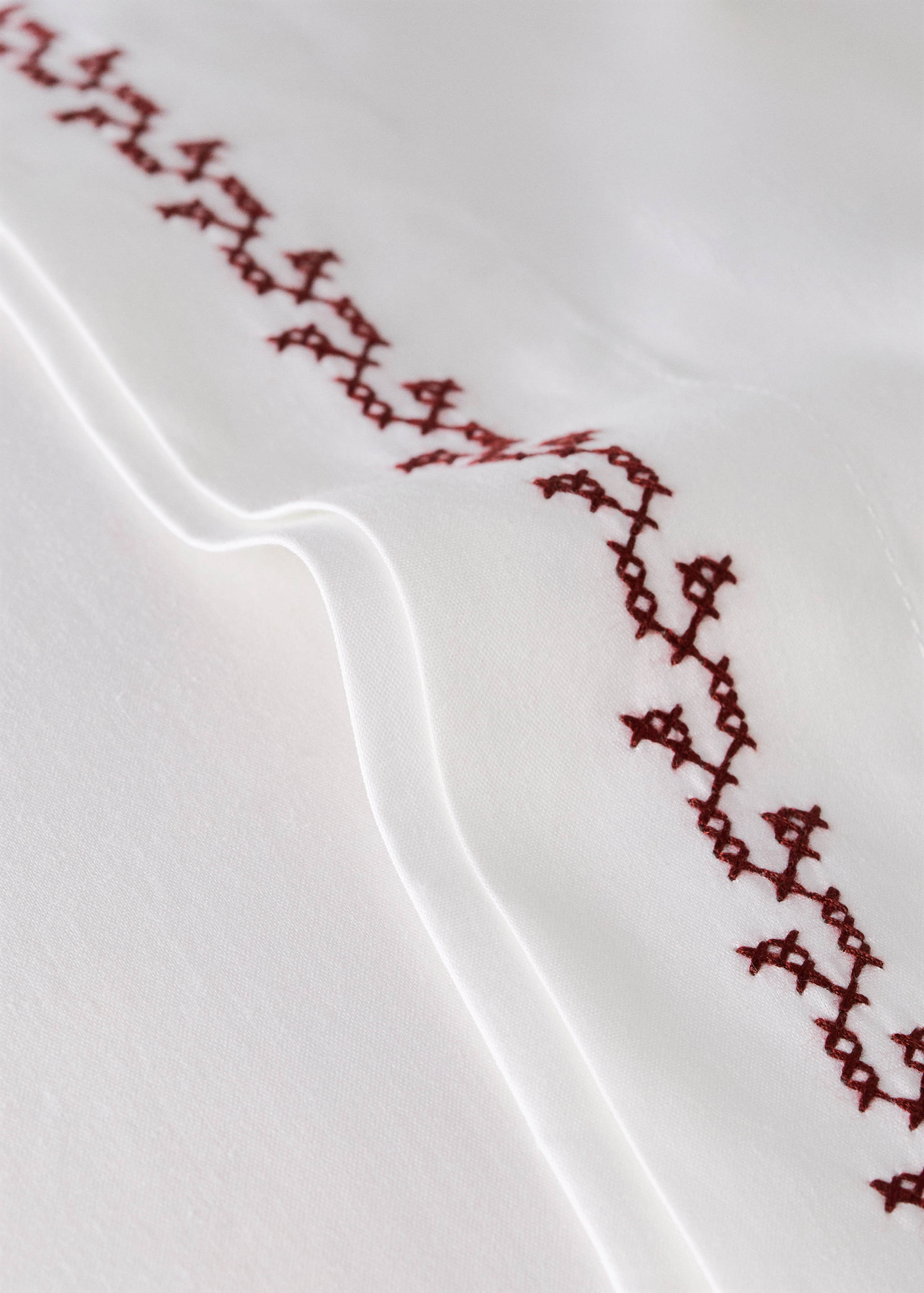 Örngott i bomull med broderad detalj 45x110 cm - Detaljer om artikeln 2