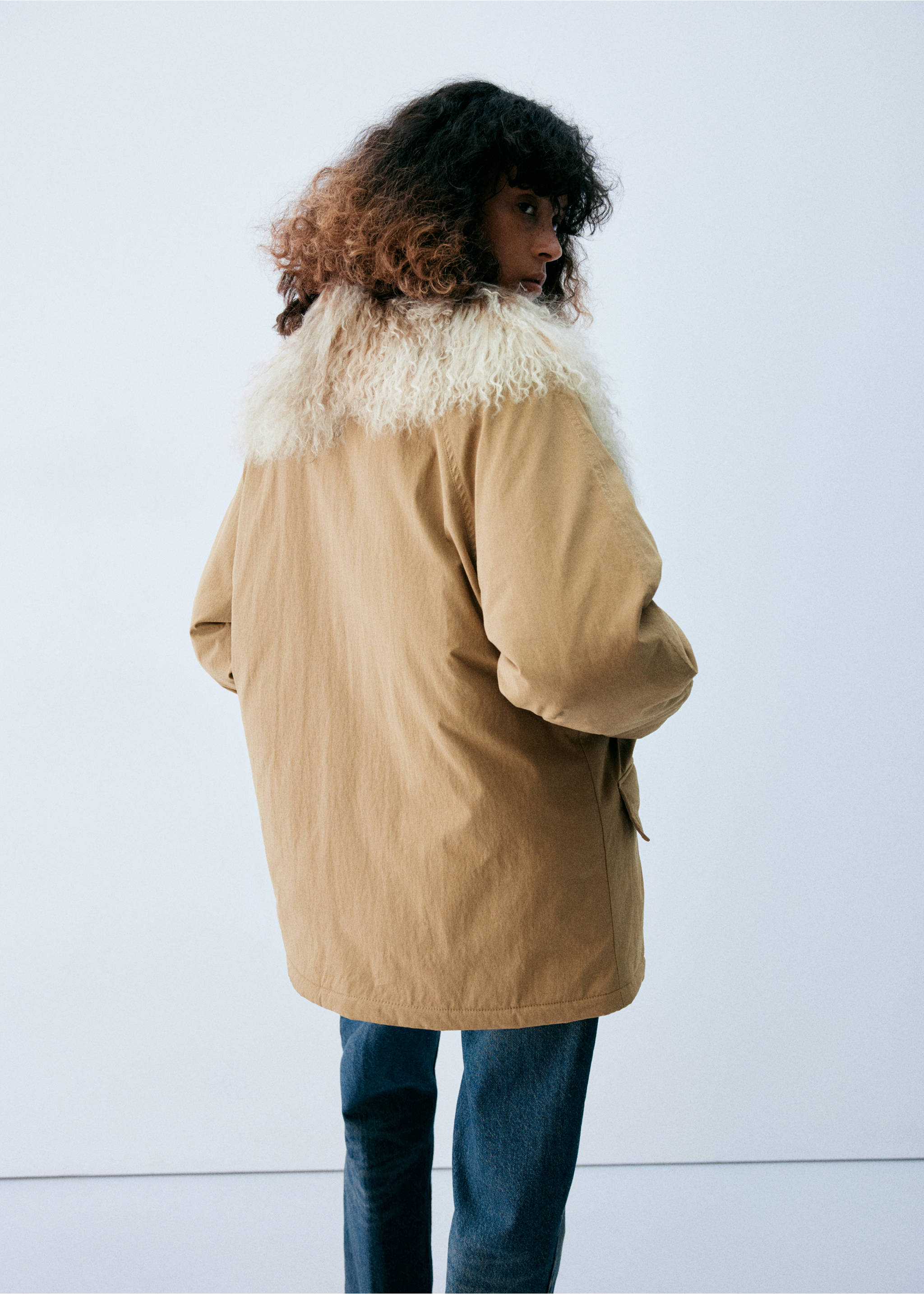 Camel parka with a cream faux-fur collar, back view., Beige. Ref: 37098264-00.