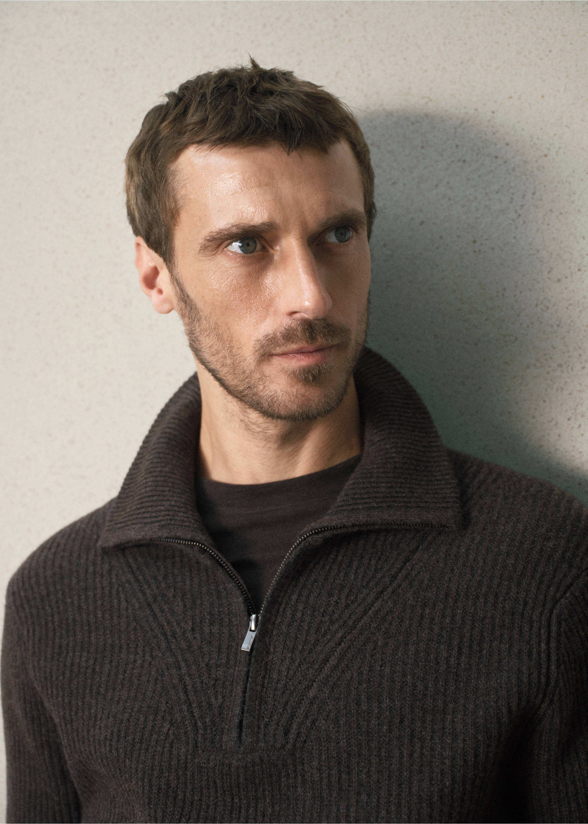 Close-up of a brown ribbed knit zip-neck jersey on a model., Chocolate. Ref: 37098273-00.