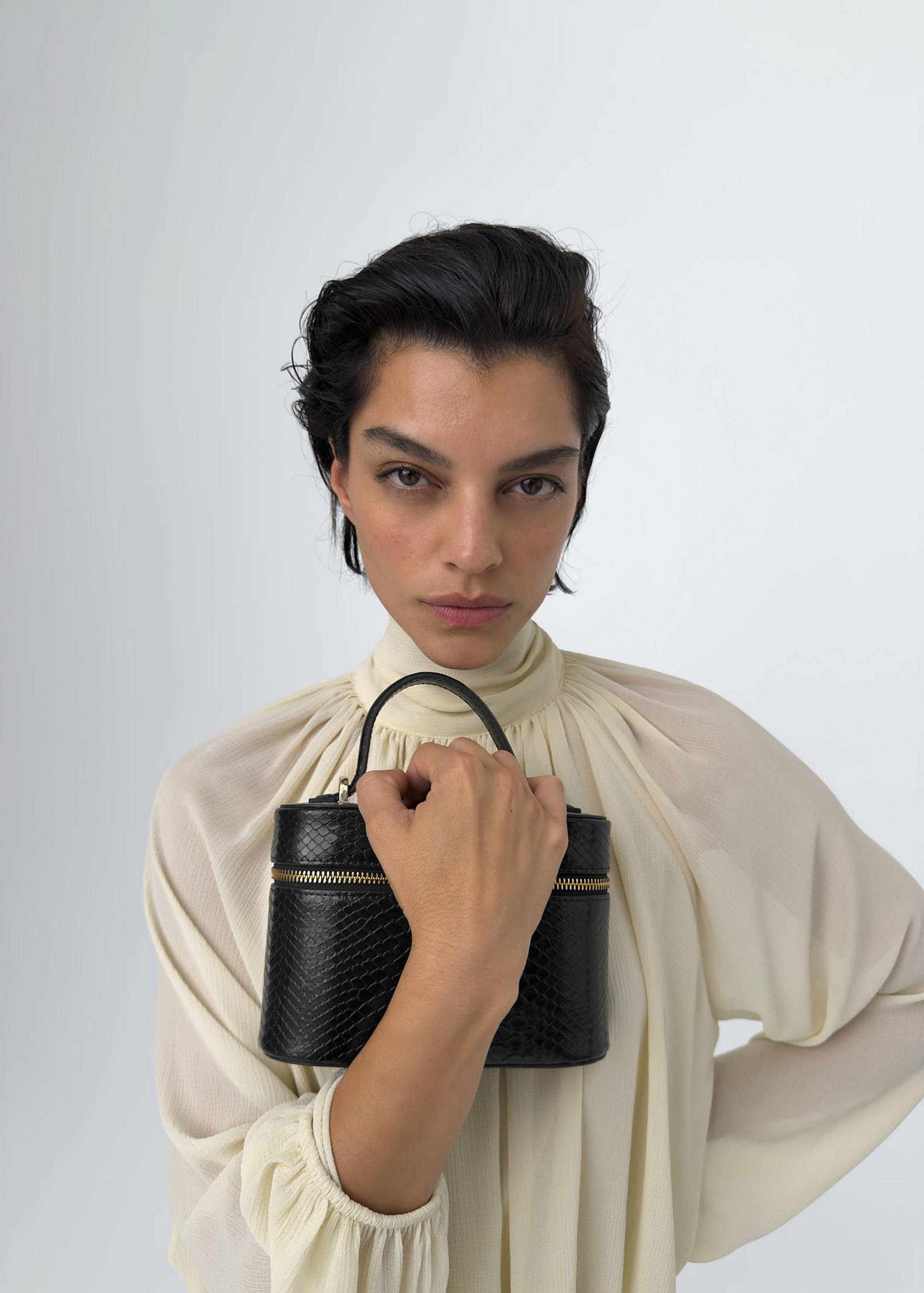Crocodile-effect vanity bag - General plane