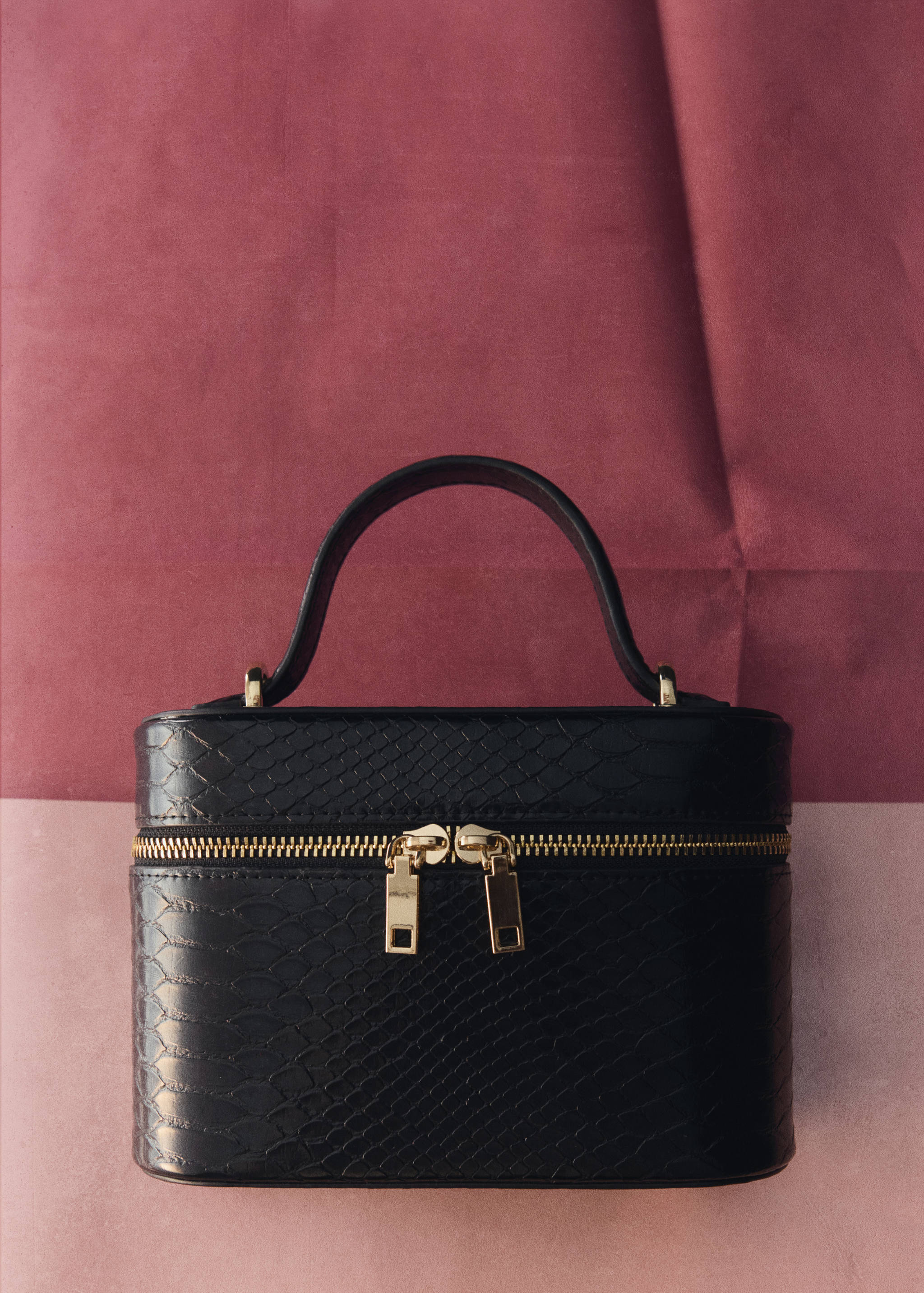 Crocodile-effect vanity bag - Details of the article 5