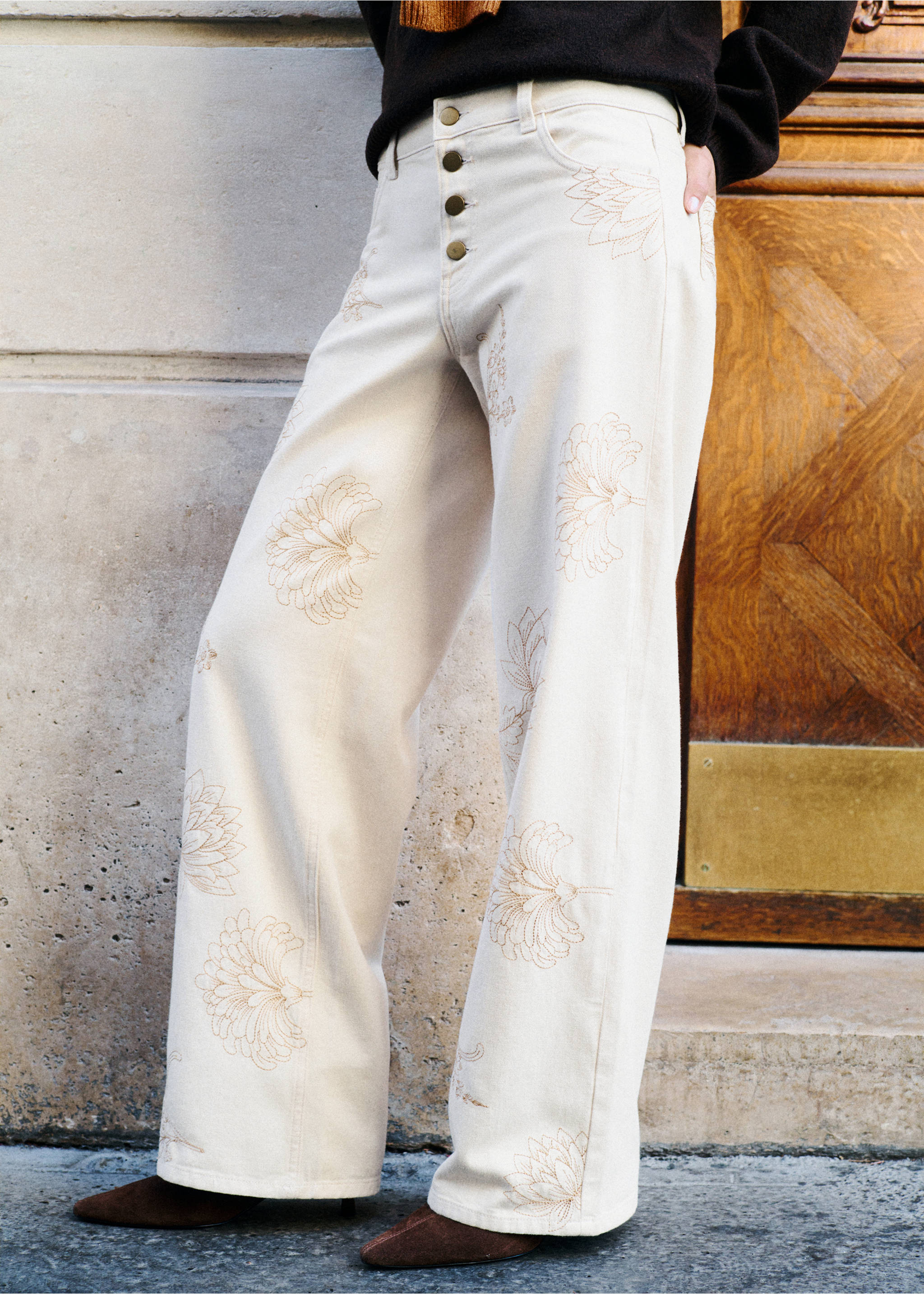 Off-white embroidered wide-leg trousers with a button fly., Beige. Ref: 37098280-00.