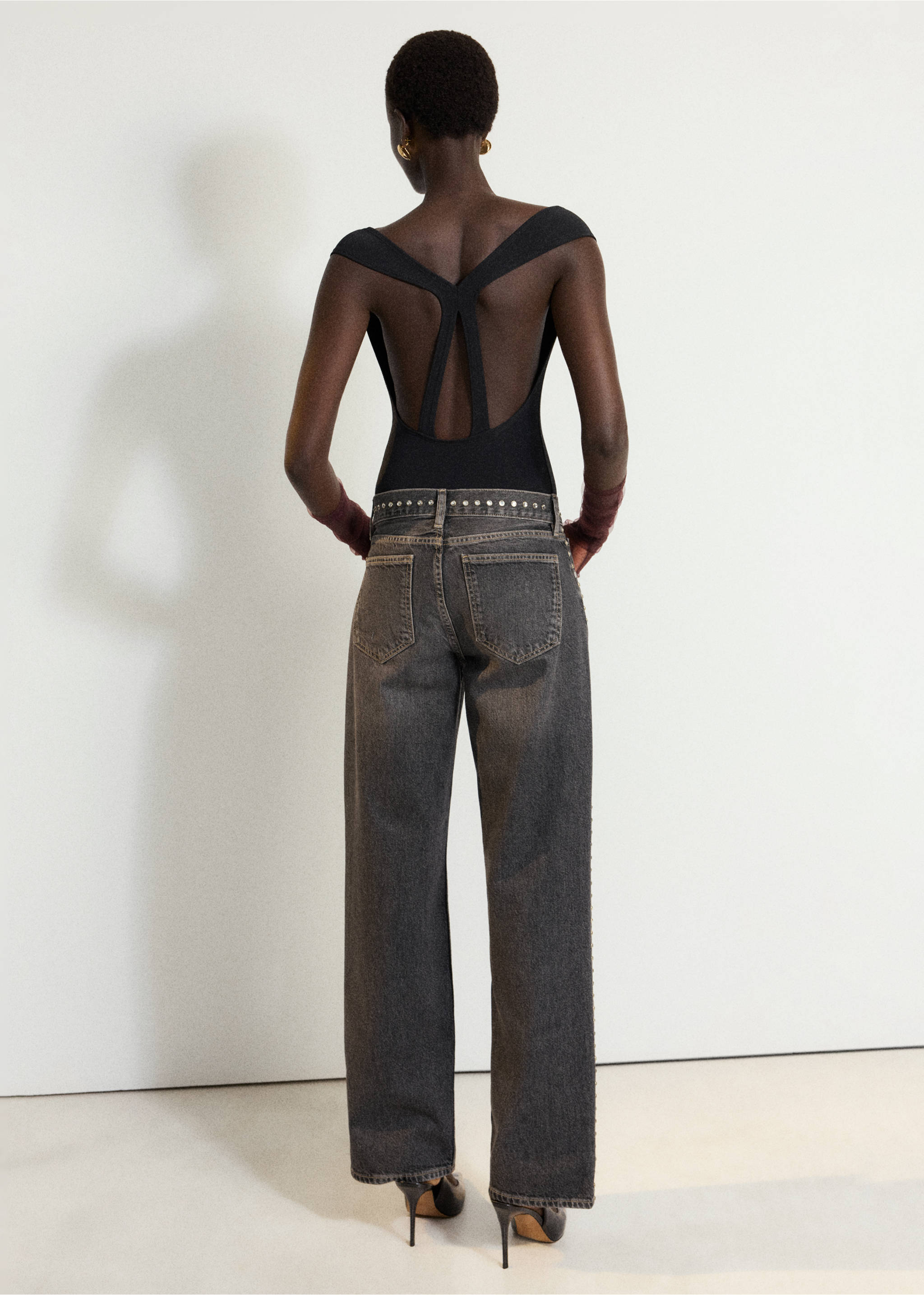 Vaqueros rectos de efecto desgastado en gris oscuro con cintura con tachuelas, vistos desde atrás., Gris. Ref: 37098286-00.