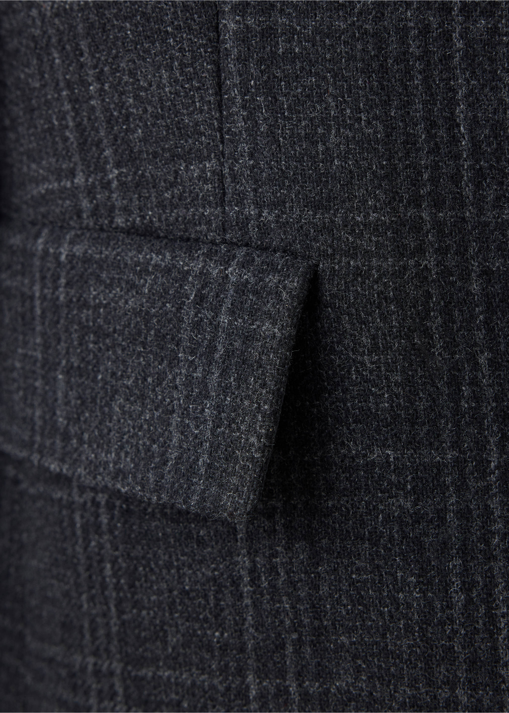Primer plano del tejido de un abrigo con estampado en gris oscuro y bolsillo de solapa., Gris oscuro vigoré. Ref: 37098639-00.