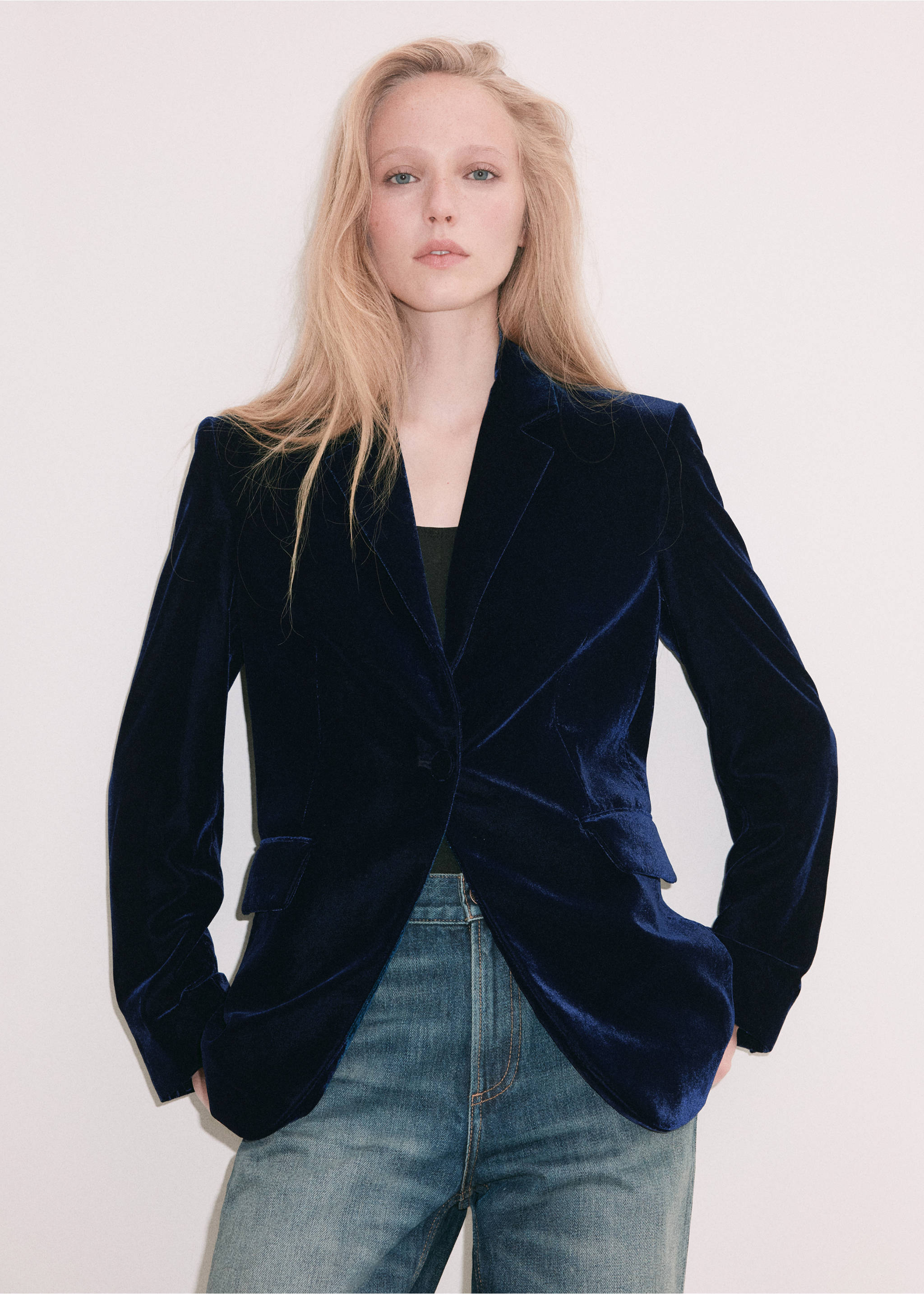Navy blue velvet blazer with notched lapels and single-button closure., Navy. Ref: 37099114-00.