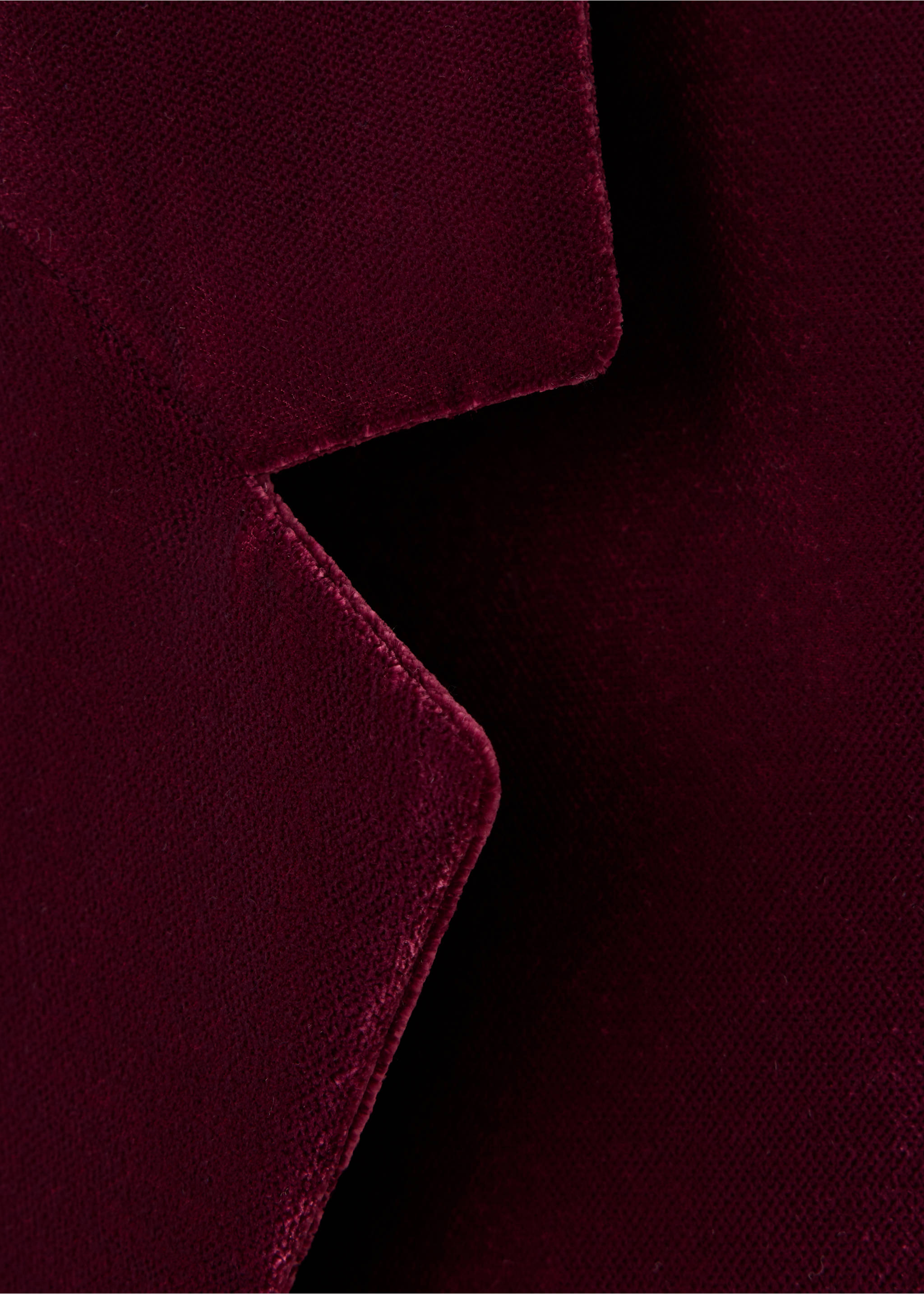 Burgundy velvet blazer lapel detail., Maroon. Ref: 37099114-00.
