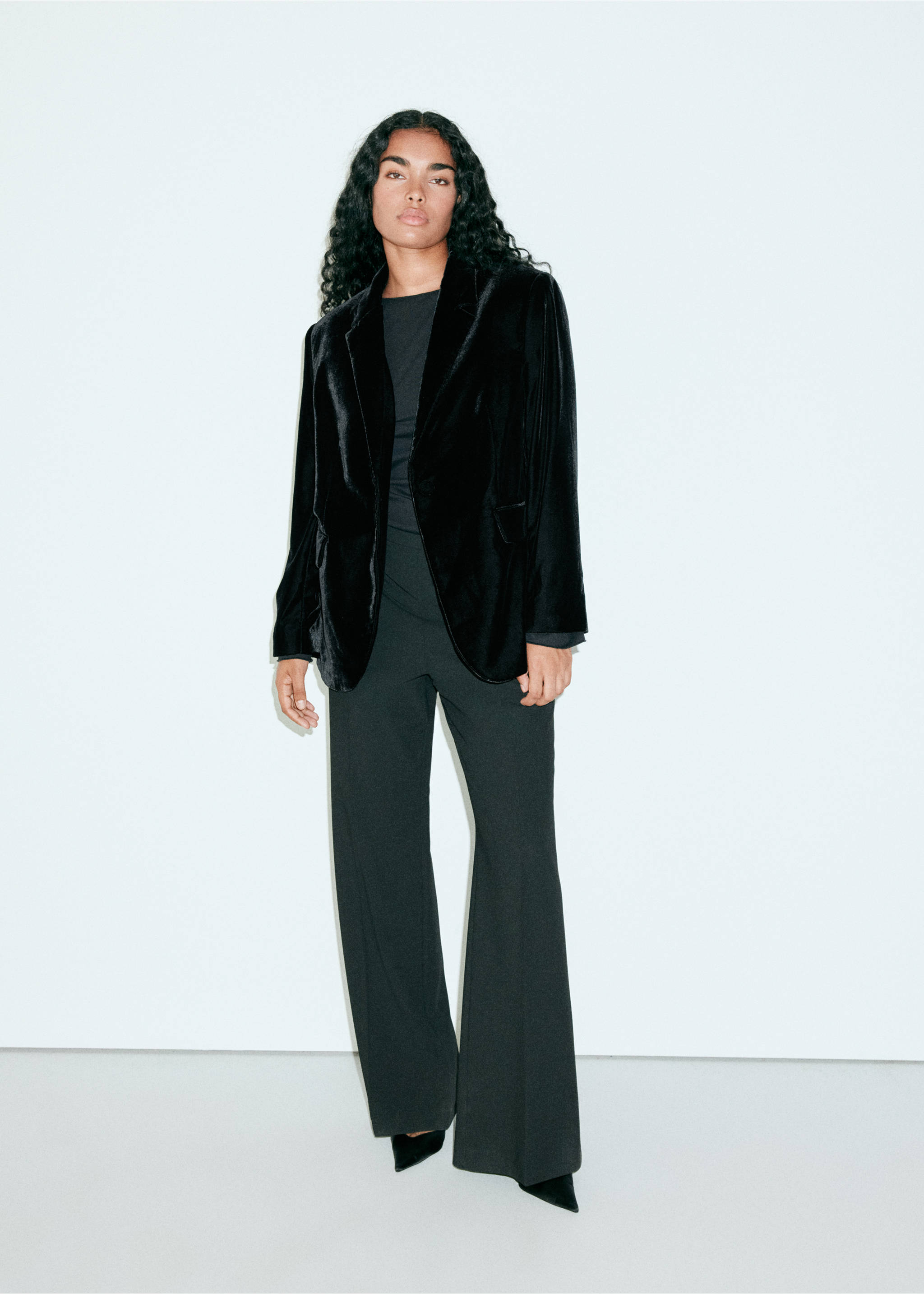 Americana de terciopelo negra con solapas de muesca combinada con pantalones negros., Negro. Ref: 37099114-00.