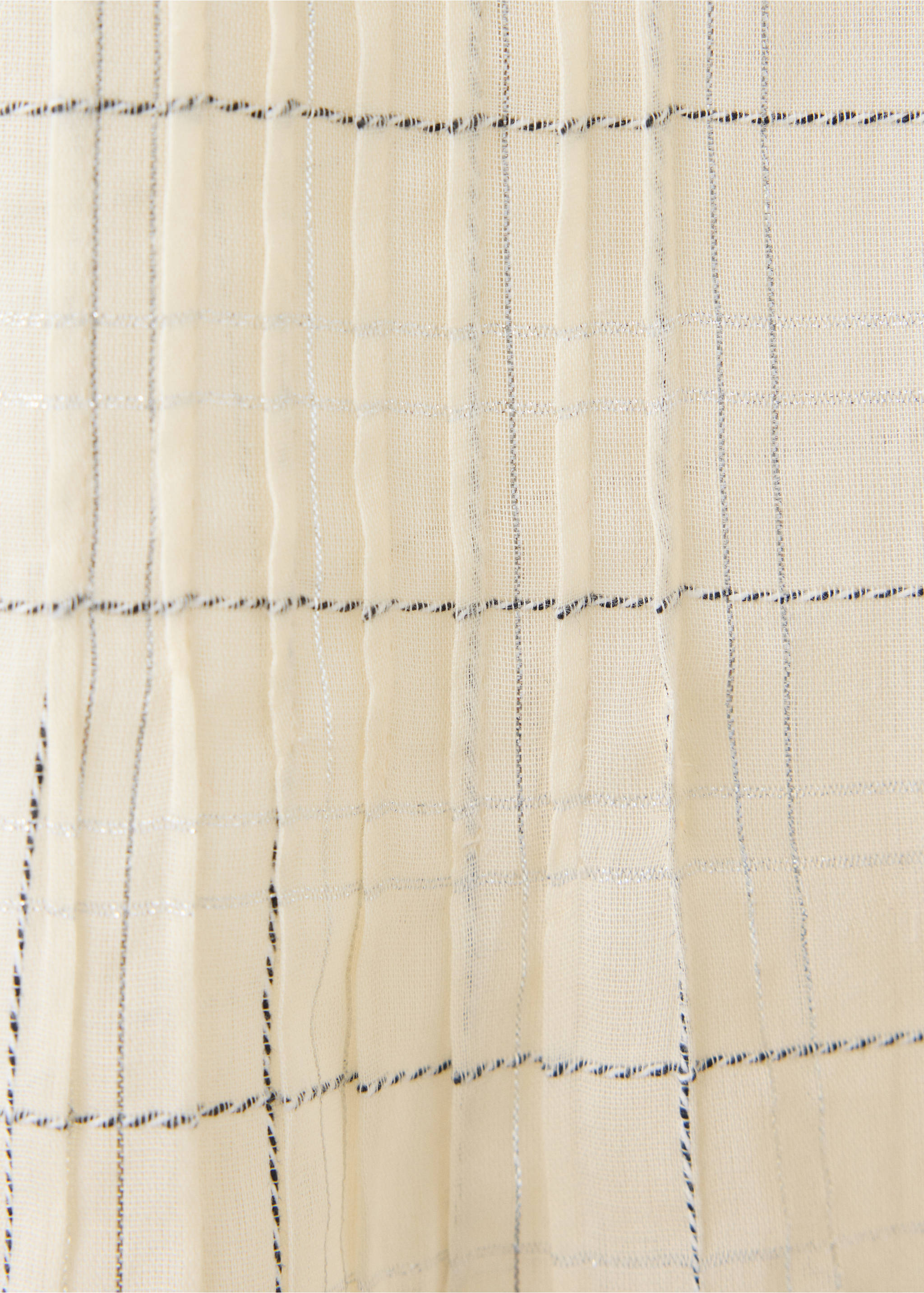 Primer plano de tejido de blusa crema con estampado de cuadros metalizados., Blanco roto. Ref: 37099115-00.