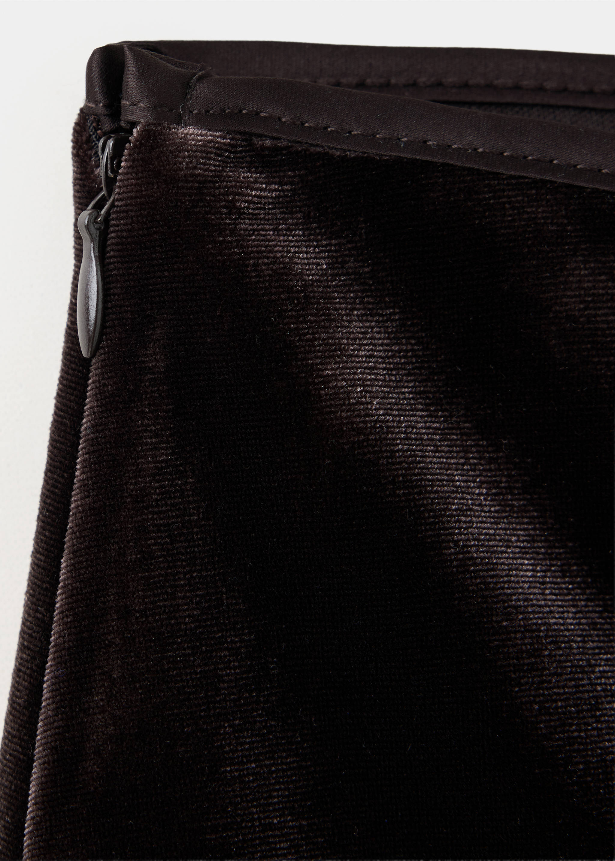 Close-up of the dark brown velvet skirt fabric and side zip., Chocolate. Ref: 37099117-00.