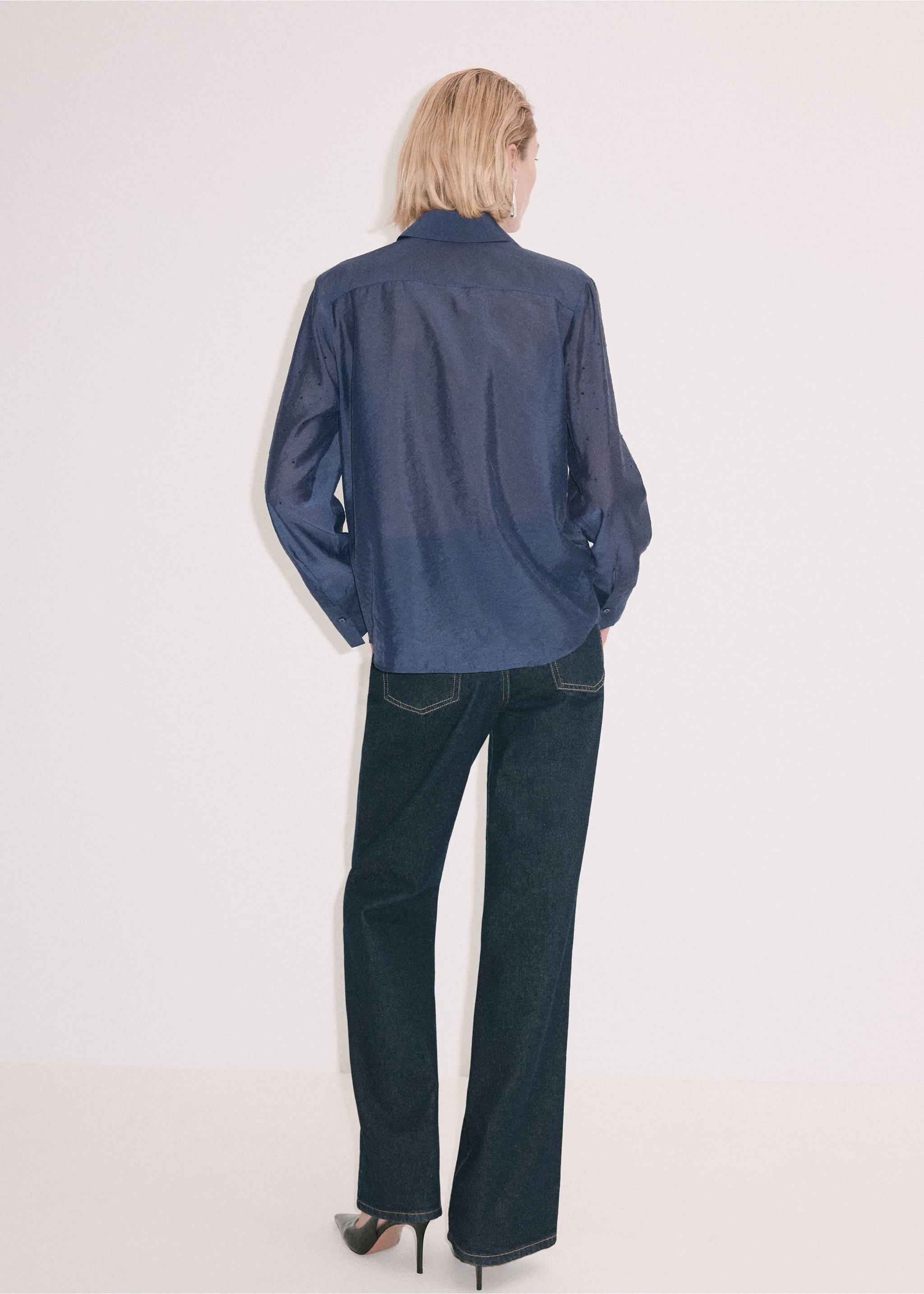 Back view of a dark blue shirt with long sleeves and a collar, worn with dark trousers., Blue. Ref: 37099118-00.