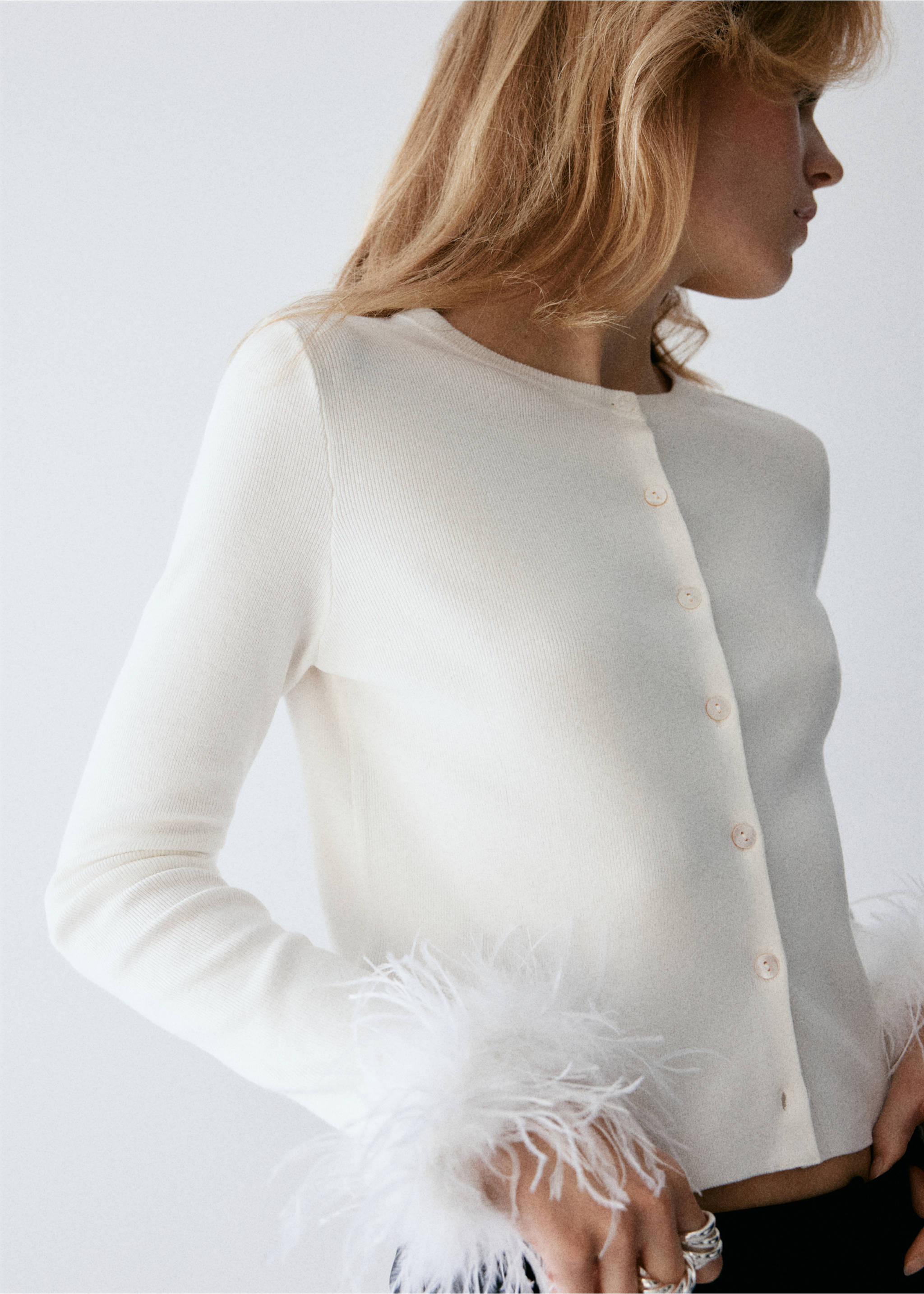 Cárdigan de punto de color crema con cuello redondo y puños de plumas blancas., Crudo. Ref: 37099124-00.