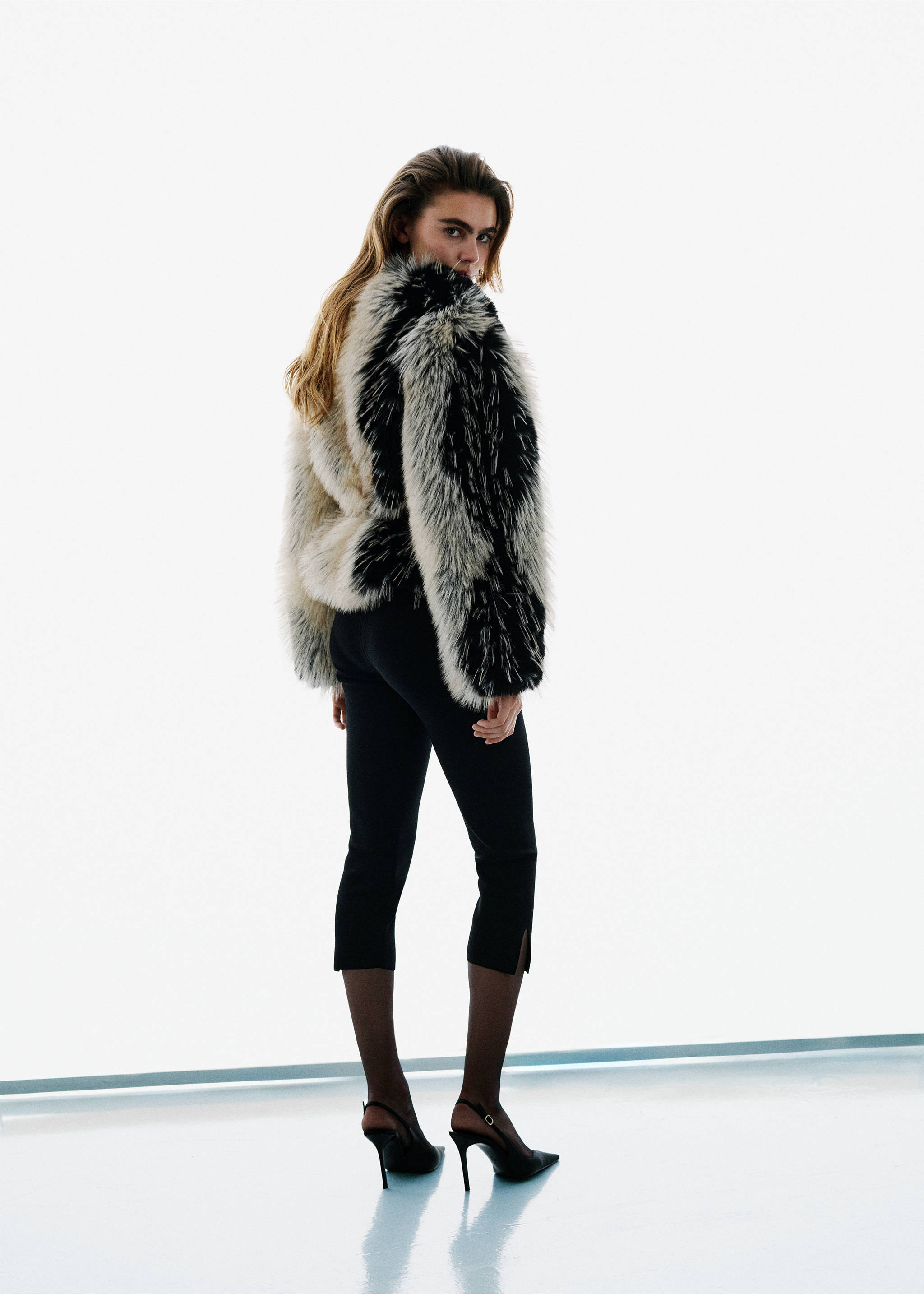 Pantalones negros vistos desde atrás con una chaqueta de efecto pelo en blanco y negro., Negro. Ref: 37099125-00.