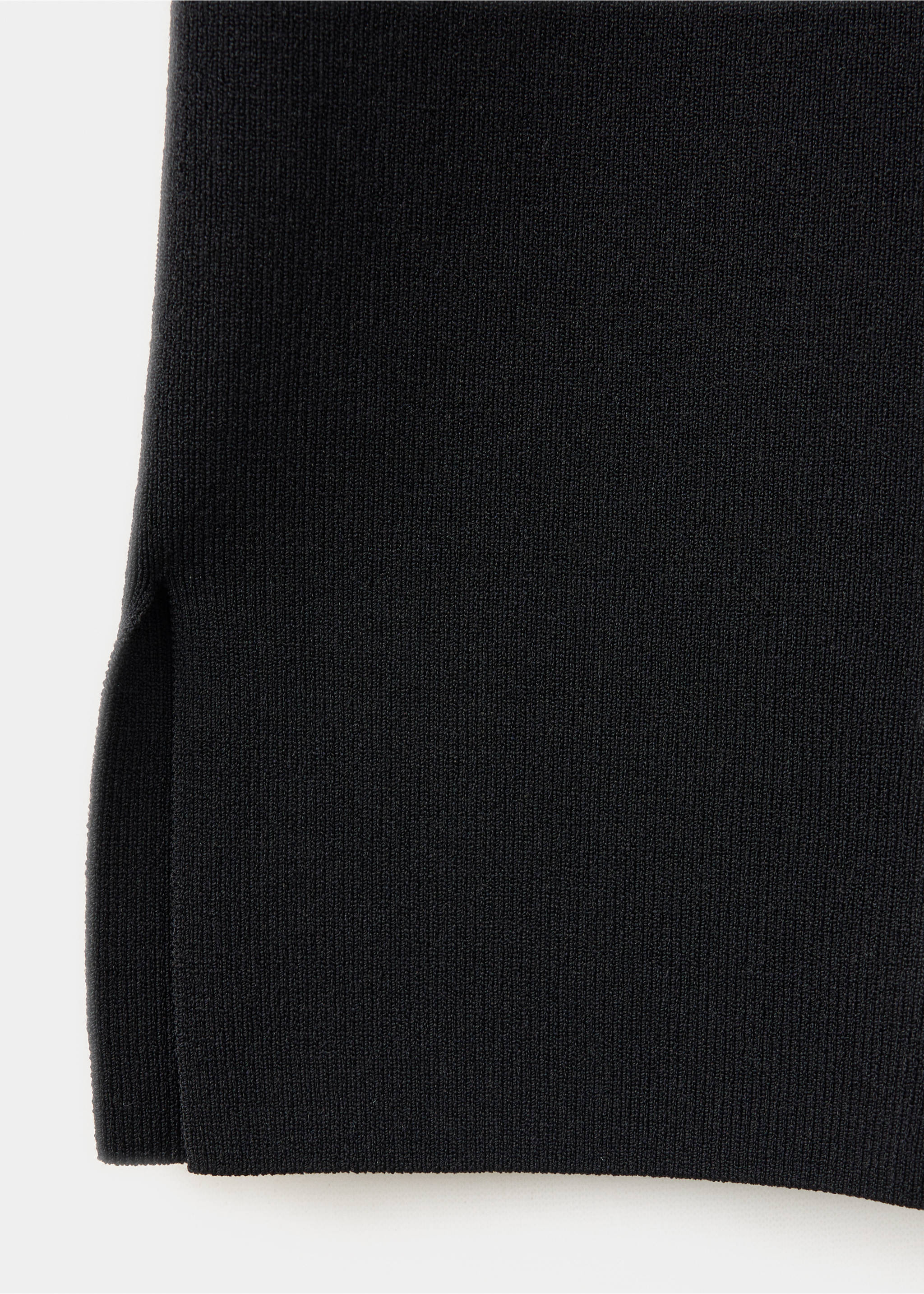 Detalle de pantalón de punto negro que muestra la textura fina y el bajo., Negro. Ref: 37099125-00.