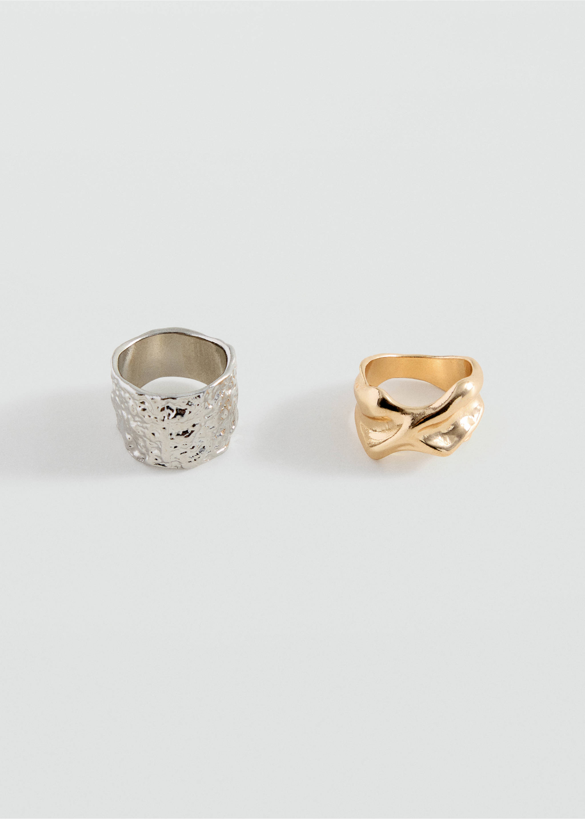 Set of two rings, one silver-tone with a textured finish and one gold-tone with an organic wavy design., Gold. Ref: 37099127-00.