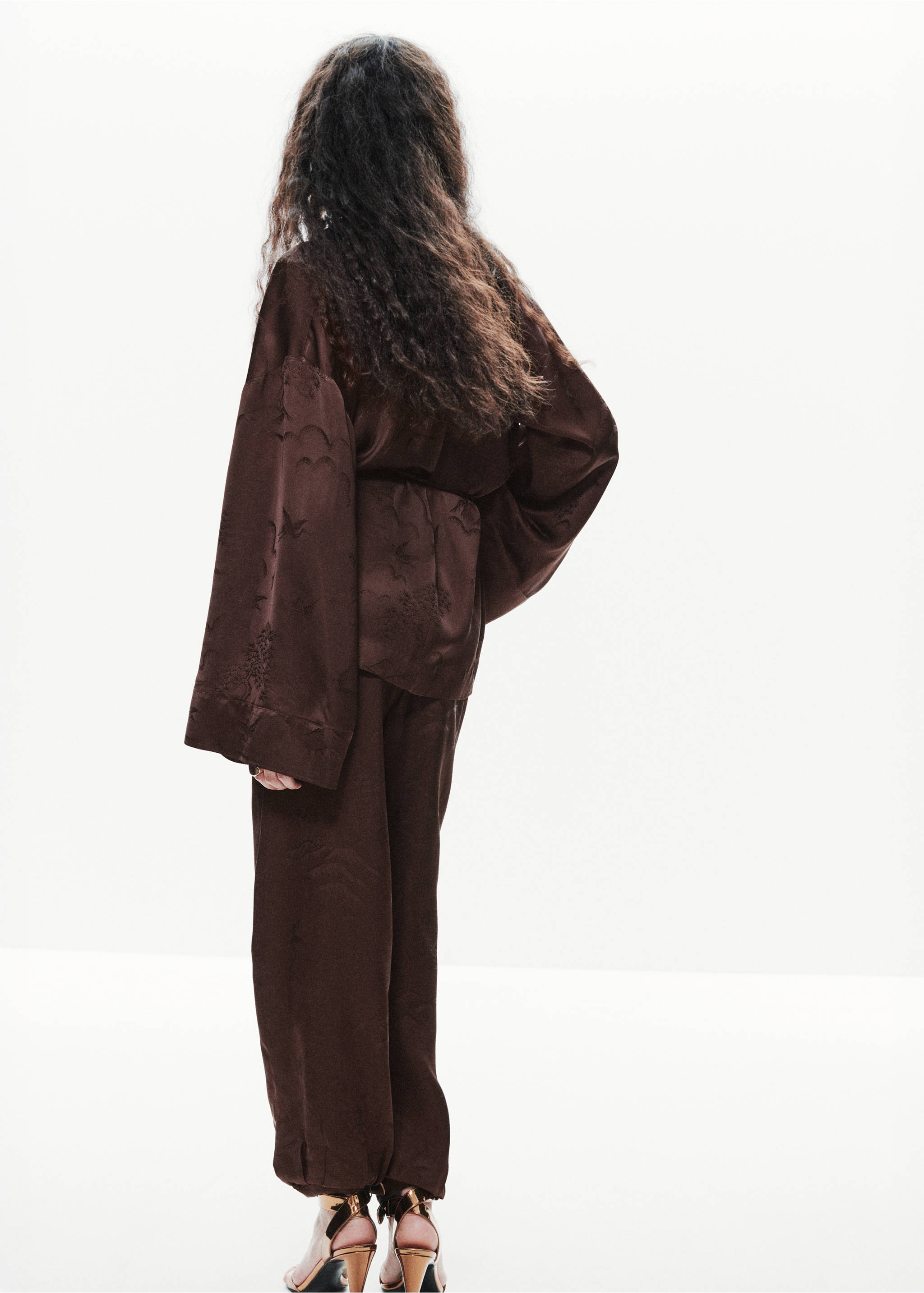 Dark brown blazer from the back, featuring wide sleeves and a belt., Brown. Ref: 37099128-00.