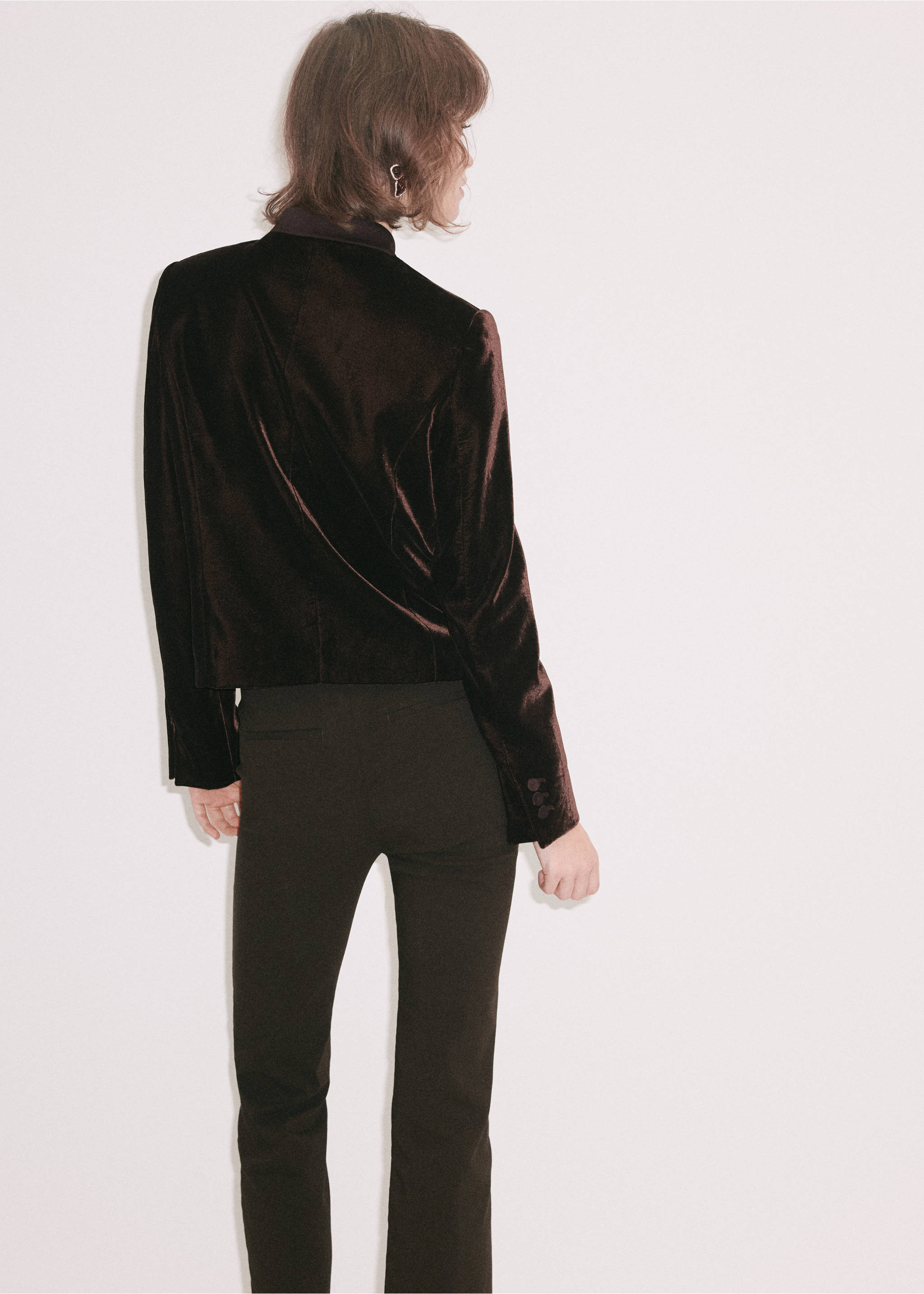 Blazer de terciopelo marrón oscuro visto de espaldas, con silueta entallada y hombros estructurados., Chocolate. Ref: 37099213-00.
