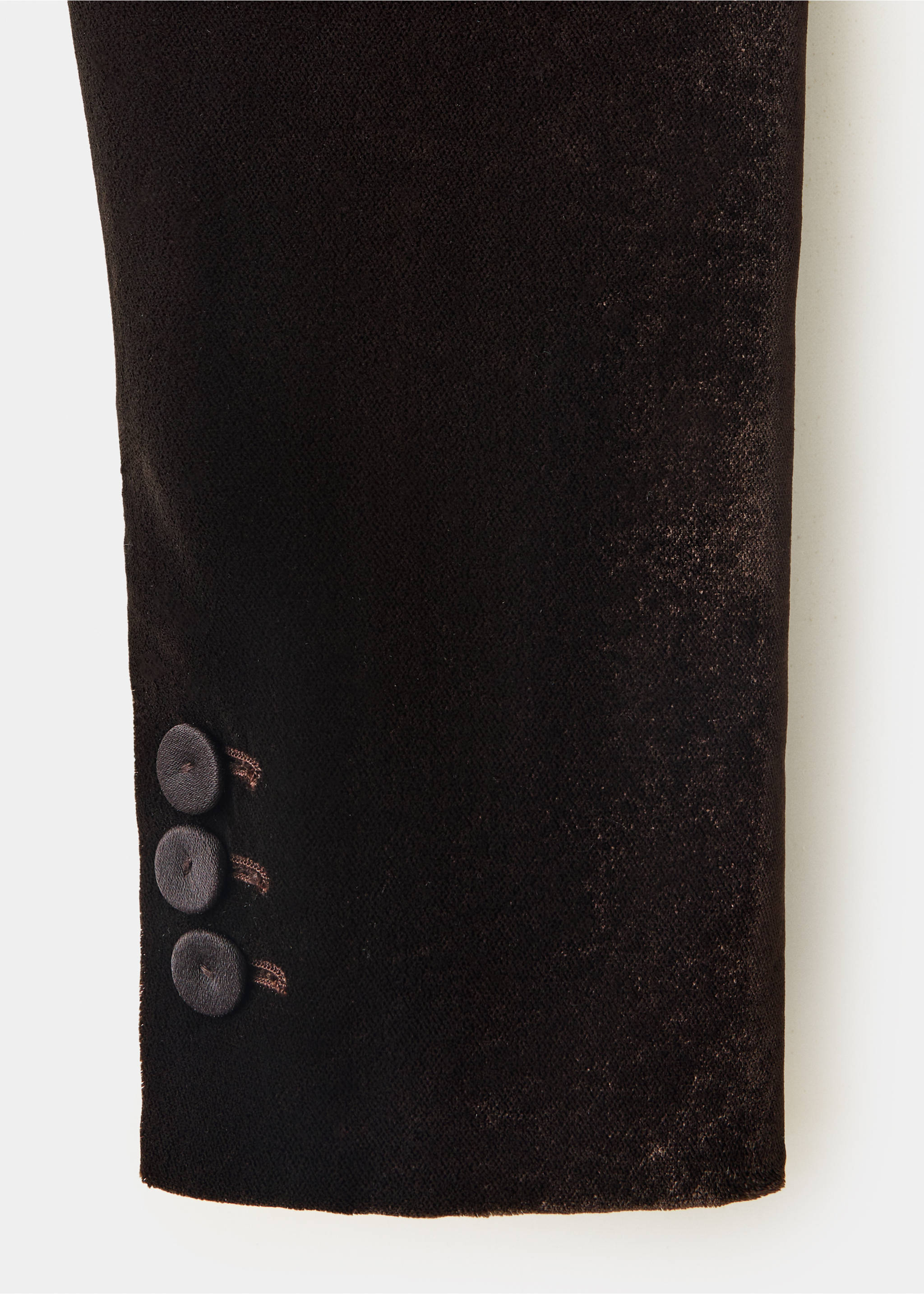 Primer plano del puño de la americana de terciopelo marrón oscuro con tres botones., Chocolate. Ref: 37099213-00.