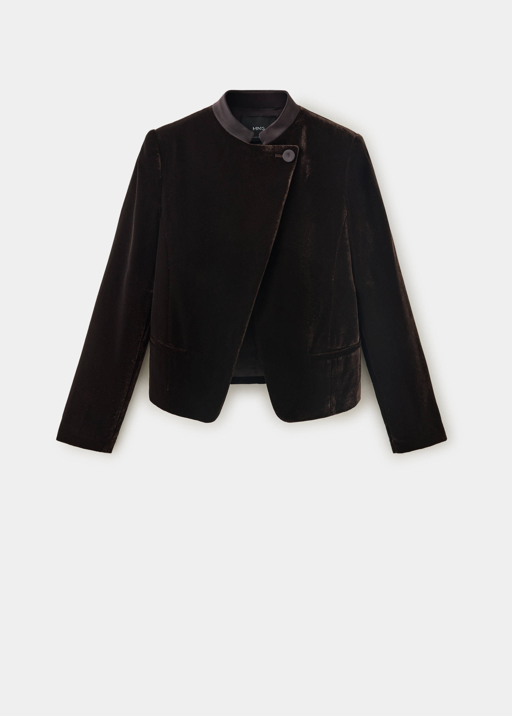 Blazer de terciopelo en marrón oscuro con cierre de botones asimétrico y cuello mao.