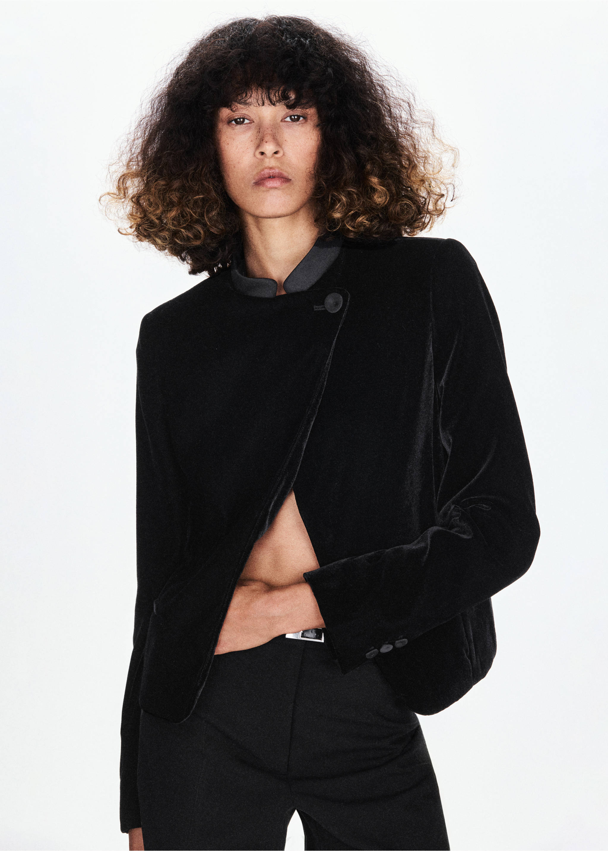 Black velvet blazer with an asymmetric button closure and mandarin collar., Black. Ref: 37099213-00.