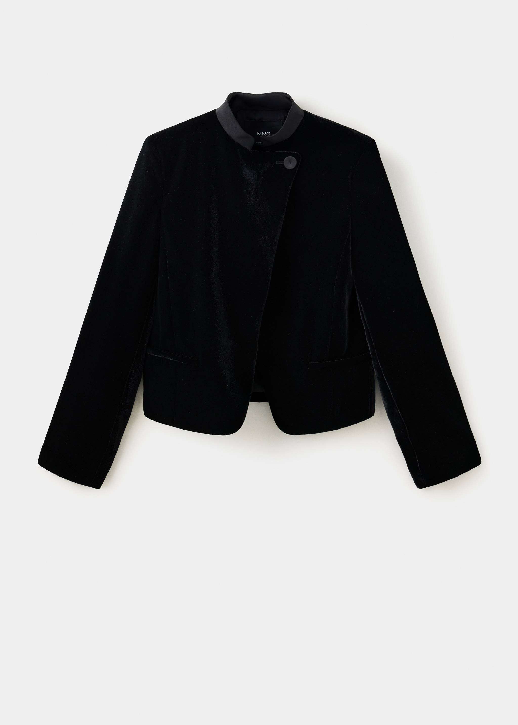 Blazer corto de terciopelo negro con cuello mao y cierre de botones asimétrico.