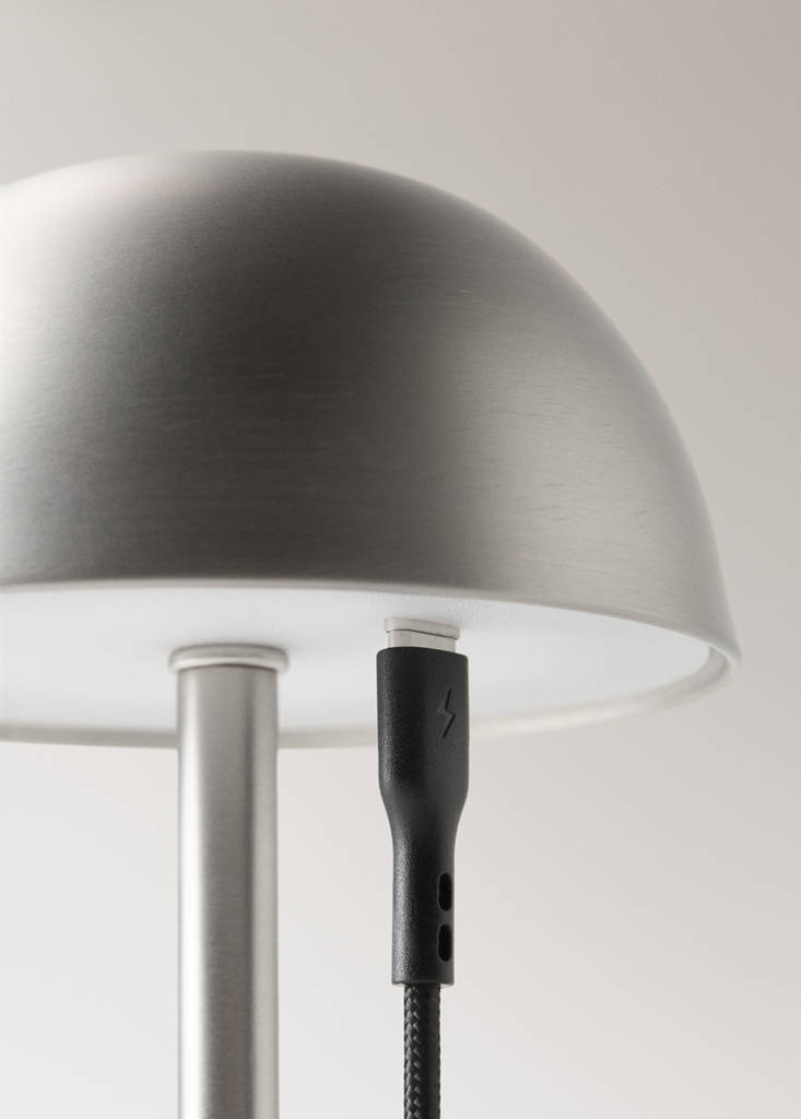 Tactile metal table lamp — Silver