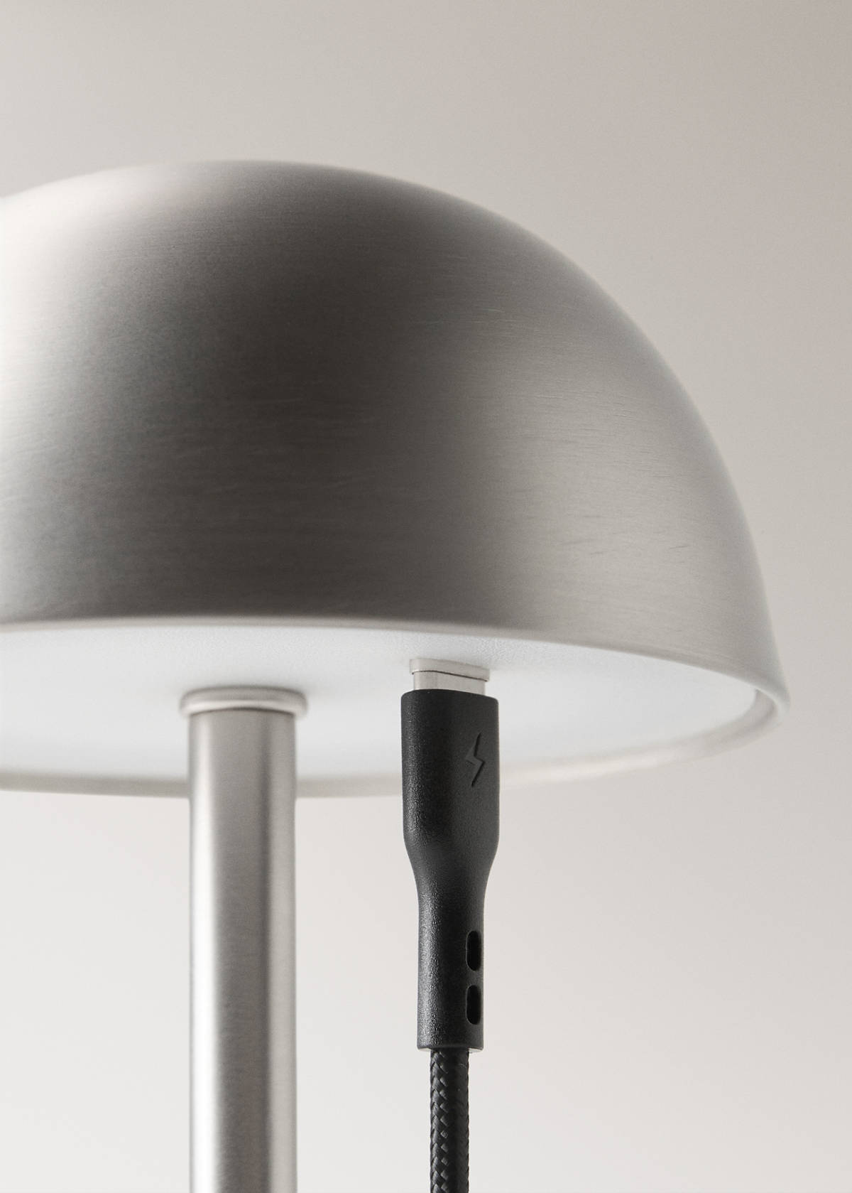 Tactile metal table lamp — Silver