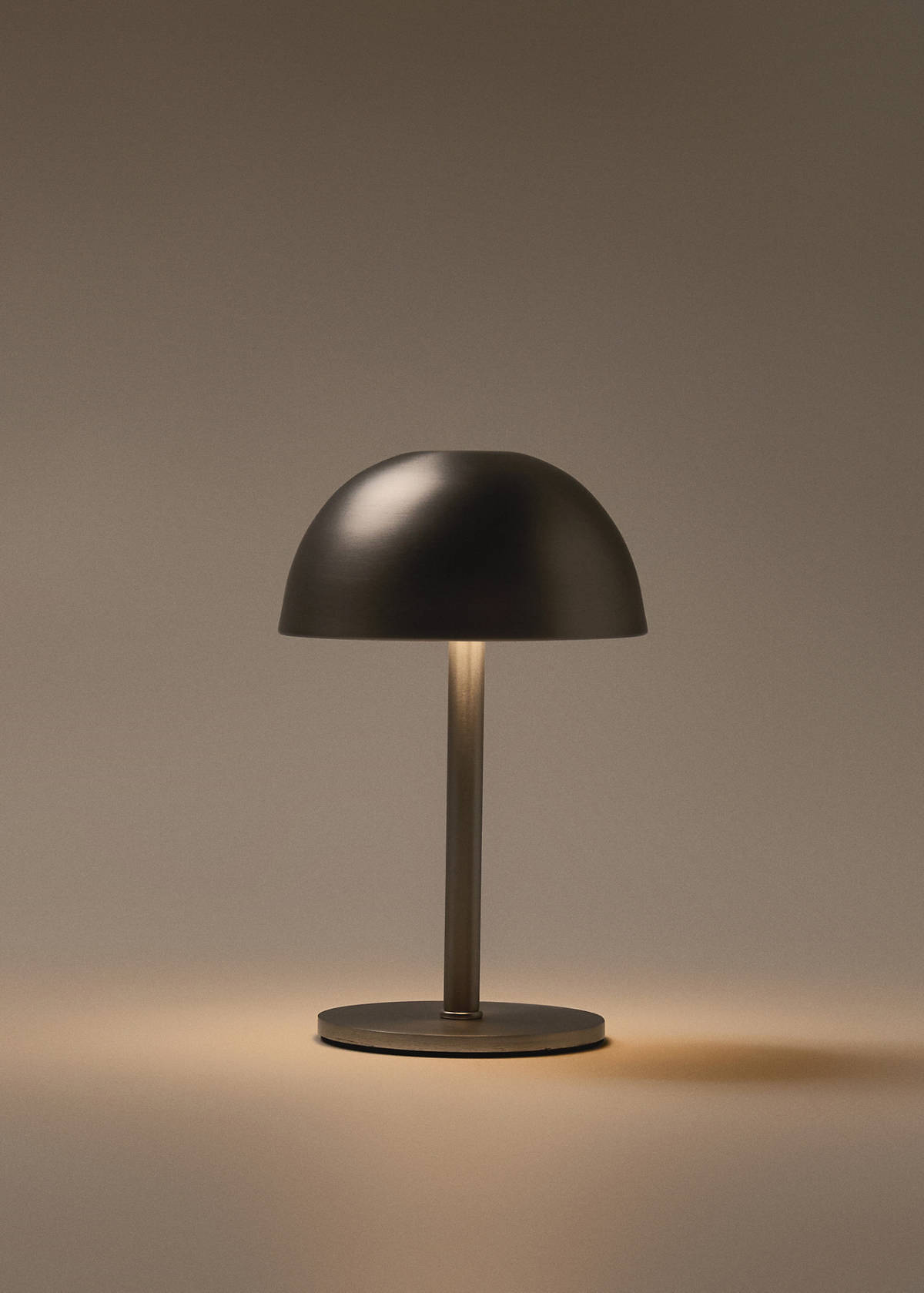 Tactile metal table lamp — Silver