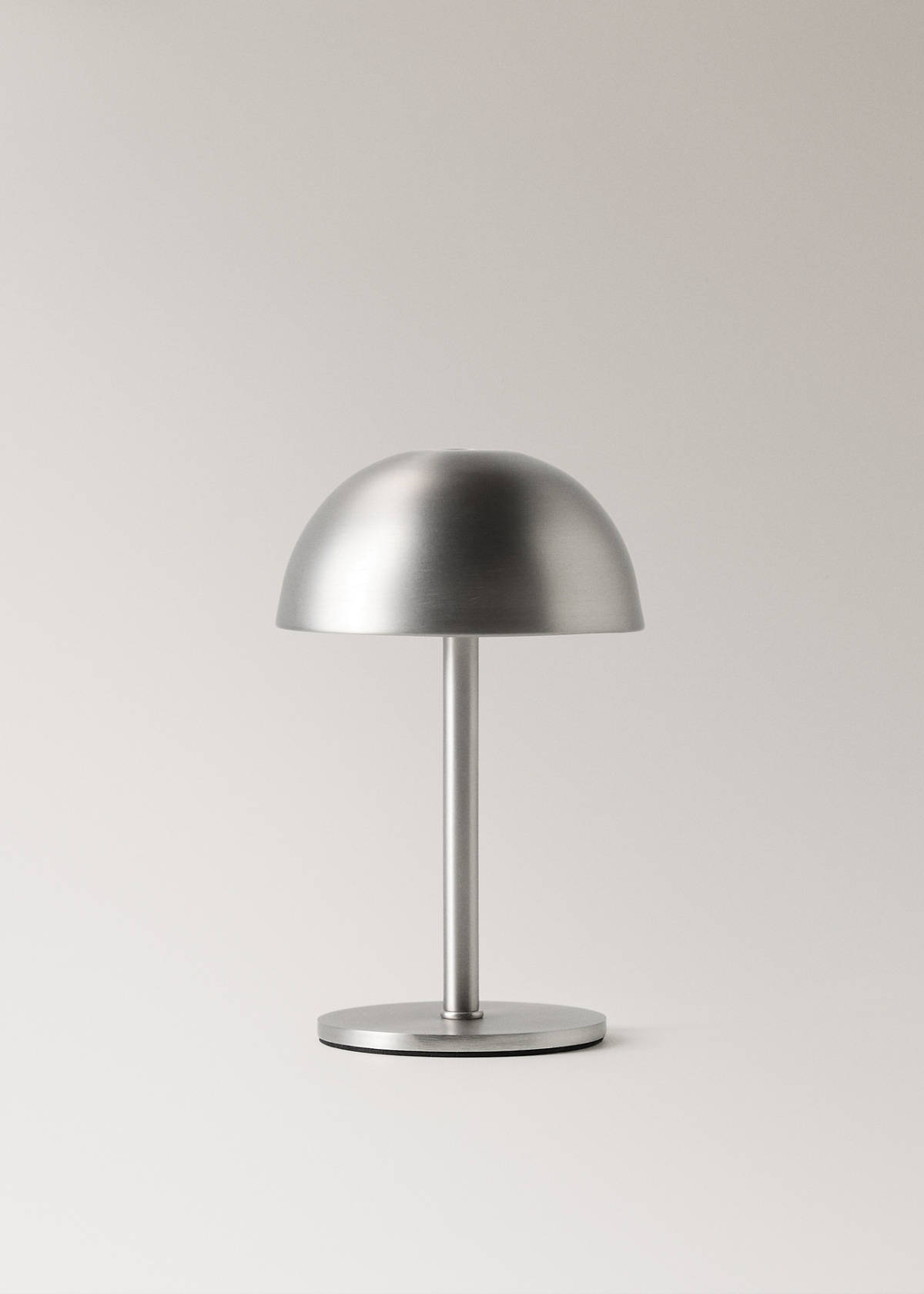 Tactile metal table lamp — Silver