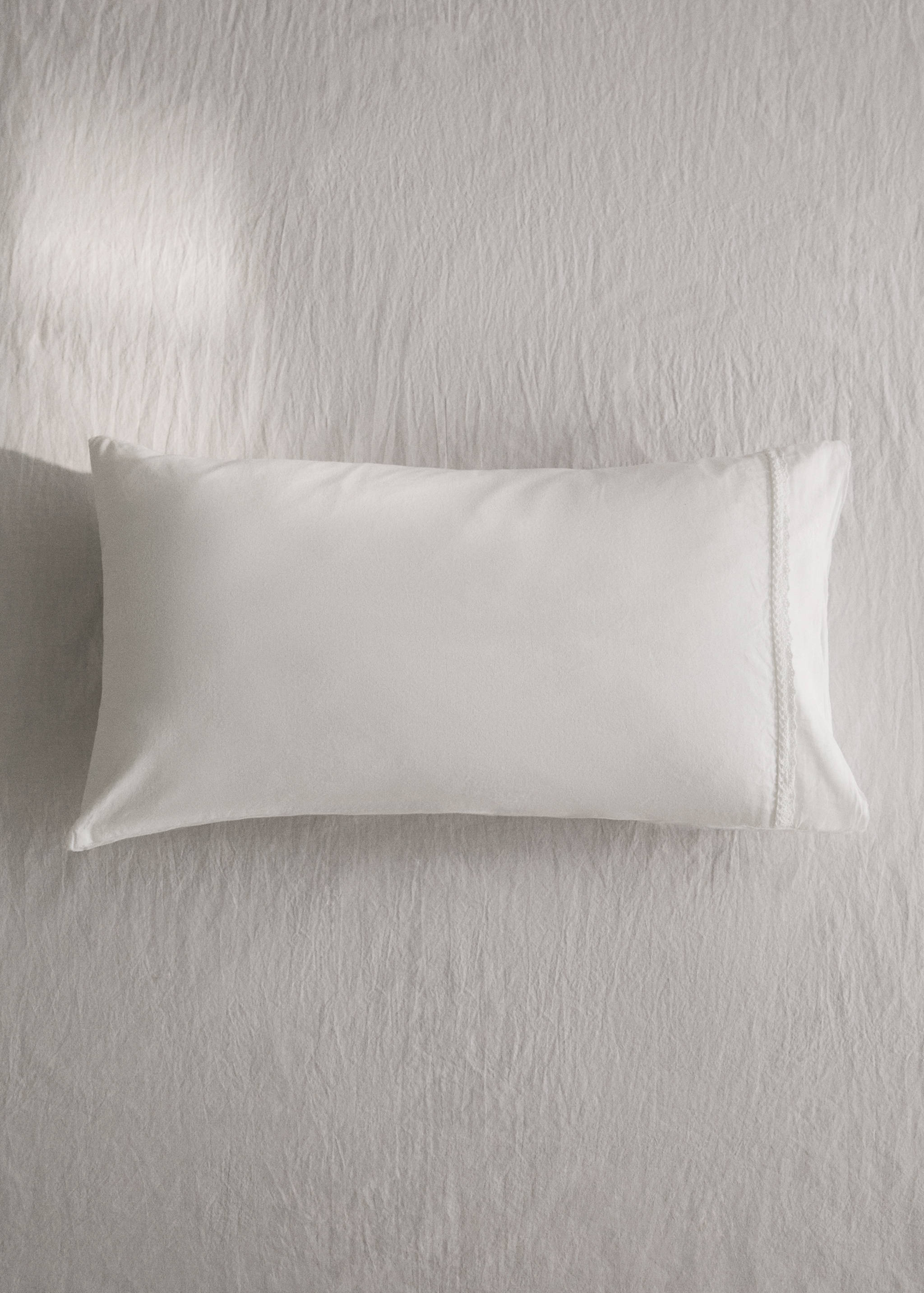 Washed cotton children’s pillowcase with lace ruffle 45x110 cm - General plane