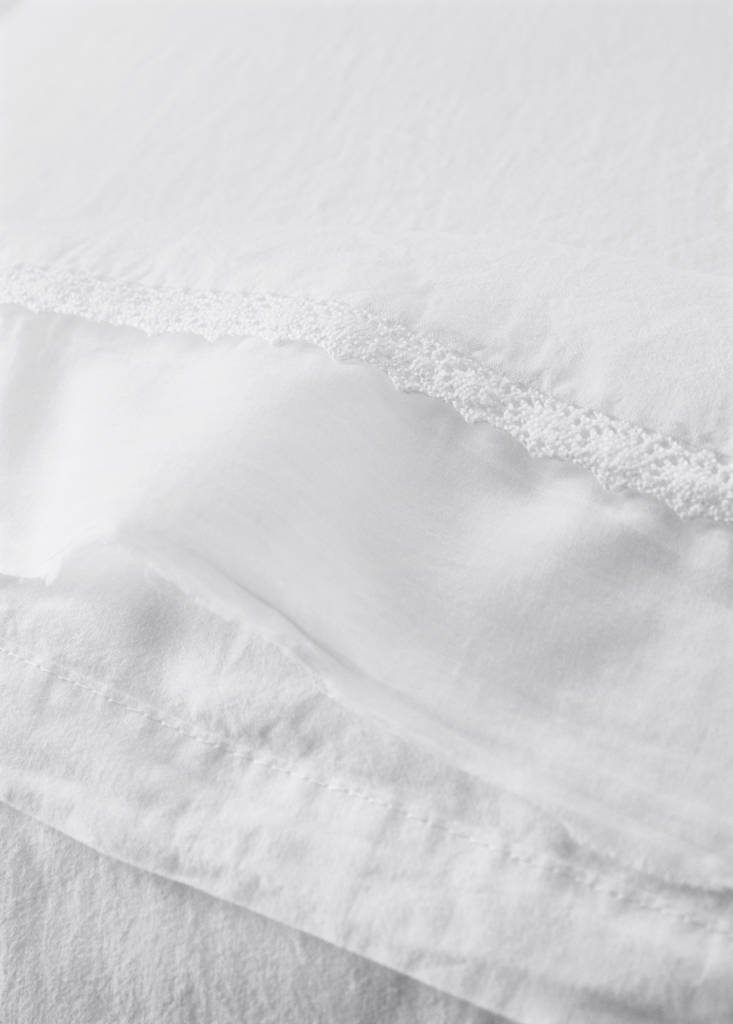 Washed cotton children’s pillowcase with lace ruffle 45x110 cm — White