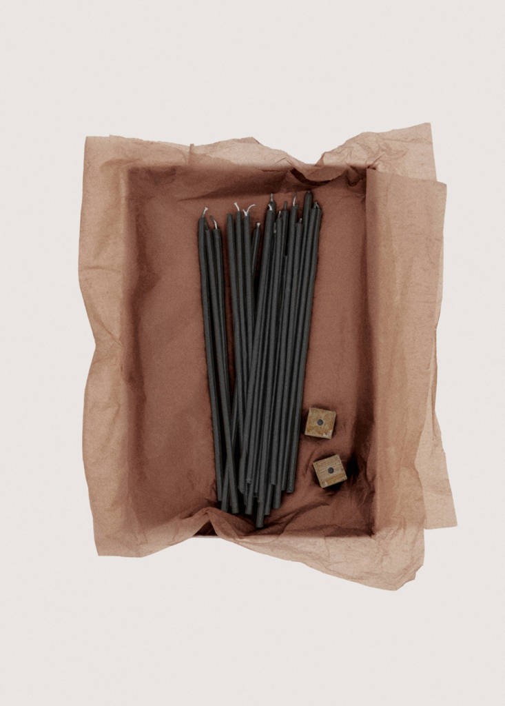 Set of 20 decorative elongated candles with base detail — Black