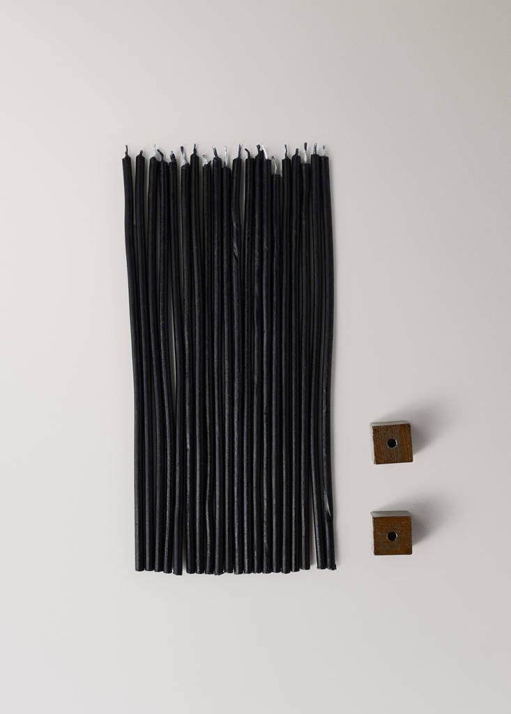 Set of 20 decorative elongated candles with base detail — Black