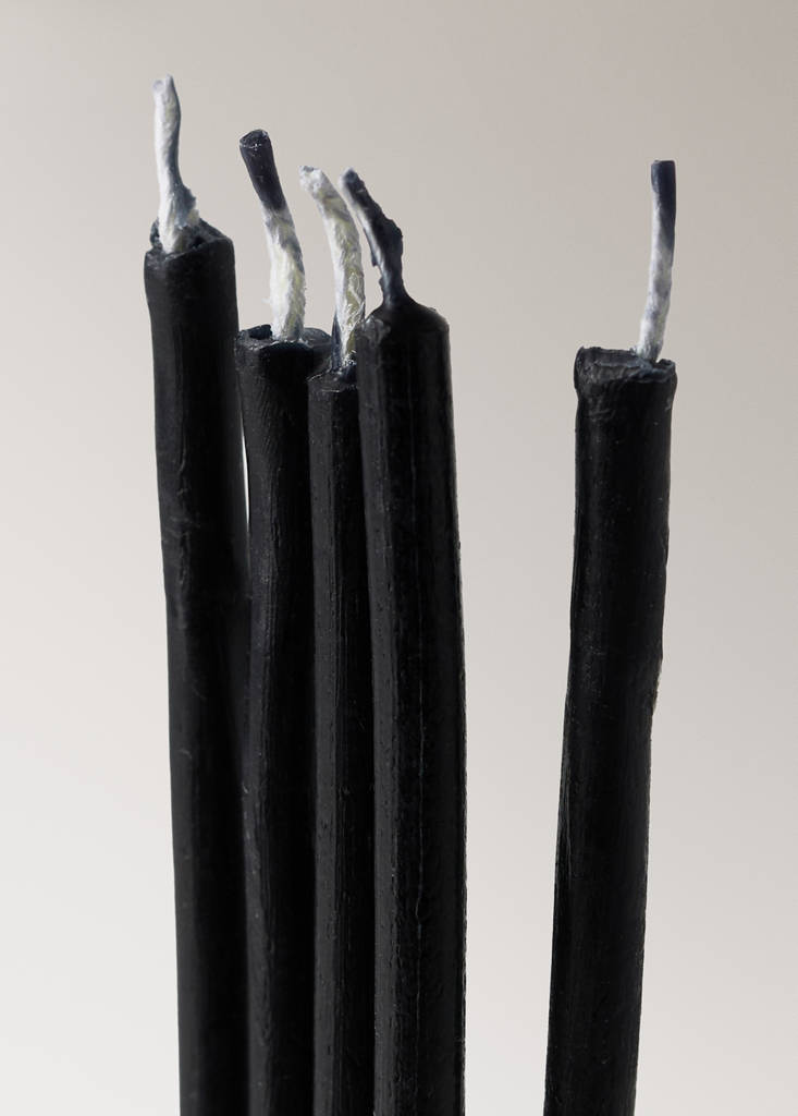 Set of 20 decorative elongated candles with base detail — Black