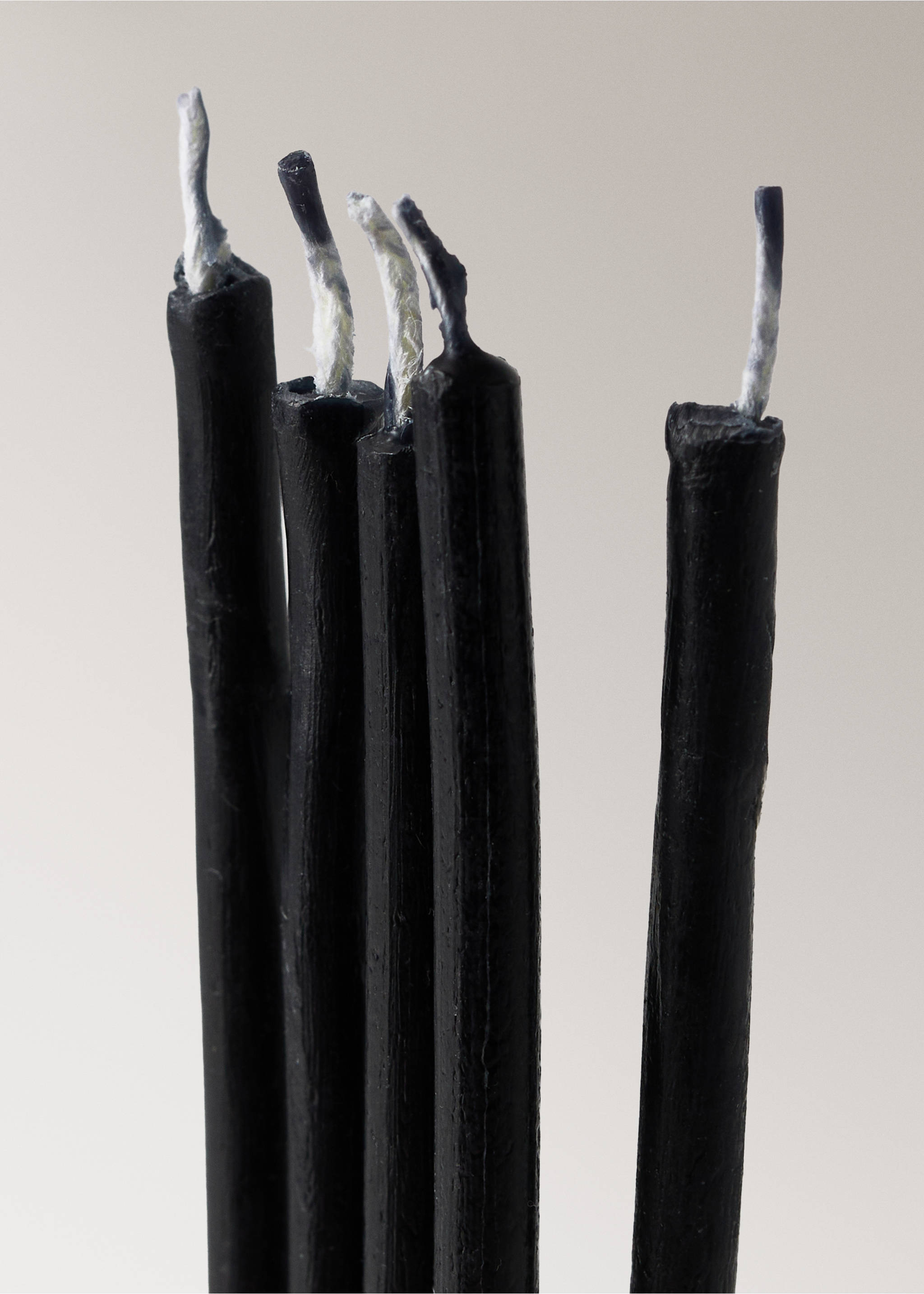 Set of 20 decorative elongated candles with base detail - Details of the article 2, Black. Ref: 37114476-00.